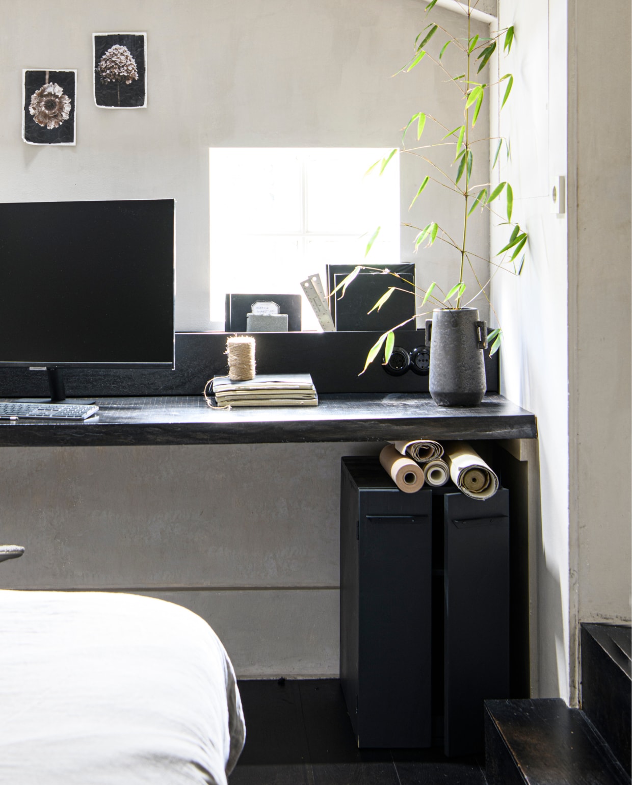 Linnen dekbedovertrek, 2persoons € 129,- (hm.com). Dutch Old Canvas met print formaat A5 vanaf € 6,95 (mo-ca.nl). Zwarte desktop monitor M7. 32 inch, 4K Smart Monitor vanaf € 399,- (samsung.com). Keyboard logitec (prive). Keramiek bruine vaas Bombay van Bepurehome € 29,95 (basiclabel.nl). Moleskine notities boeken en agenda’s, jutetouw op rol, en rollen behang (prive bezit), Rvs lineaal € 1,95 (dille-kamille.nl). Kastjes met twee deuren en stalen greepjes, prijs op aanvraag (com-anders.nl). Styling Marit Saladini | Fotografie Louis Lemaire | Assistentie Rosa van Schie, Kiki de Koning | Uitvoering opbergbak Johan Snoodijk