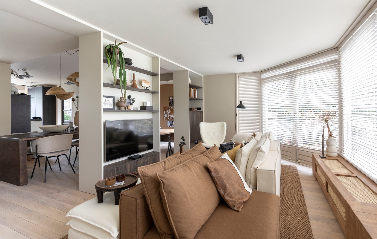 Kast op maat gemaakt houtdecor S158 Okobo van Decolegno, Meijer Maat Interieurs. Tv Crystal UHD 50 inch TU7020 Samsung. Plantenbak bruin, Steen op voet in Decostand Wide Stoney Eijerkamp. Vaas met oren, rotan bakje H&amp;M. Kaart Atelier Sukha. Steen marmer Eurofashion. Blok marmer wit Stoned Marble. Plant, droogtak Waterdrinker. Overig privébezit vtwonen weer verliefd op je huis seizoen 13, aflevering 10 | styling Liza Wassenaar | fotografie Margriet Hoekstra