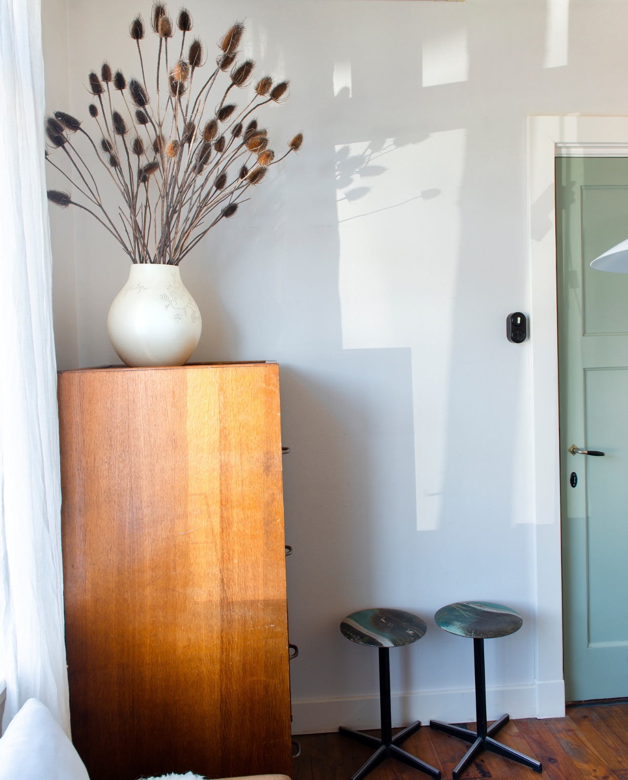 Archiefkast en krukken tweedehands. Vaas Jonsberg van Ikea. vtwonen binnenkijken special 03-2023 | productie De Binnenkijkers | styling Jeske Weel | fotografie Caroline Coehorst