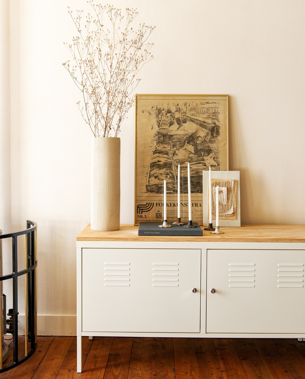 Kast PS van Ikea. Vaas en poster kringloop. Kunstwerk Mottainai van Studio Mooiz. Kandelaar gemaakt van antieke deurkrukken. vtwonen binnenkijken special 03-2023 | productie De Binnenkijkers | styling Jeske Weel | fotografie Caroline Coehorst