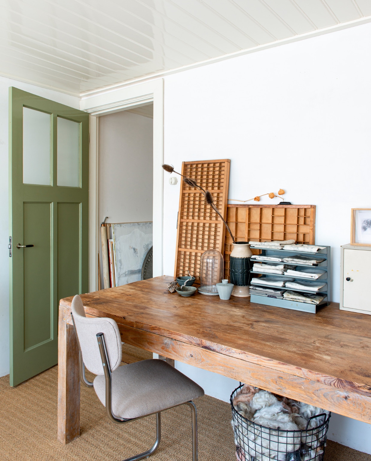 Tafel Marktplaats. Letterbakken, vazen, keramiek, medicijnkast en stoel kringloop. IJzeren mand gekregen. vtwonen binnenkijken special 03-2023 | productie De Binnenkijkers | styling Jeske Weel | fotografie Caroline Coehorst