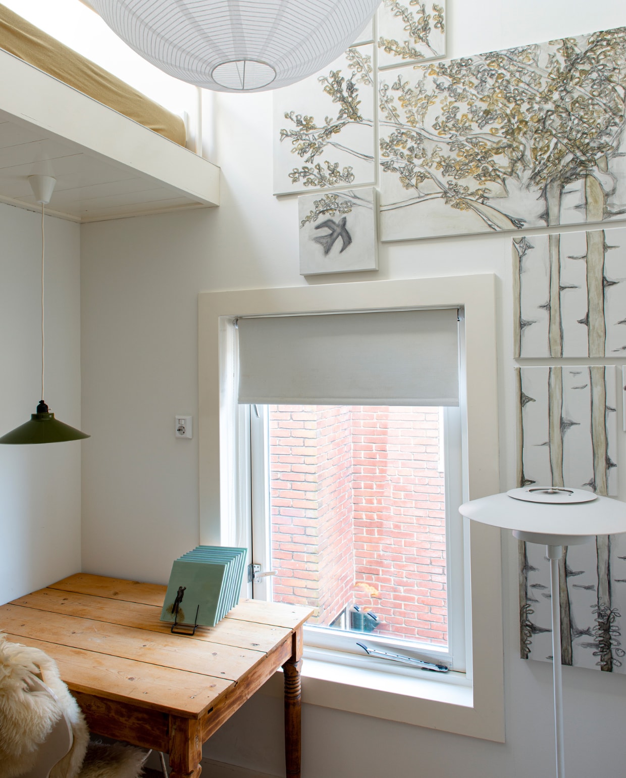 Tafel, hanglamp en vloerlamp kringloop. Papieren hanglamp Ikea. Schilderij berkenbomen zelfgemaakt. vtwonen binnenkijken special 03-2023 | productie De Binnenkijkers | styling Jeske Weel | fotografie Caroline Coehorst