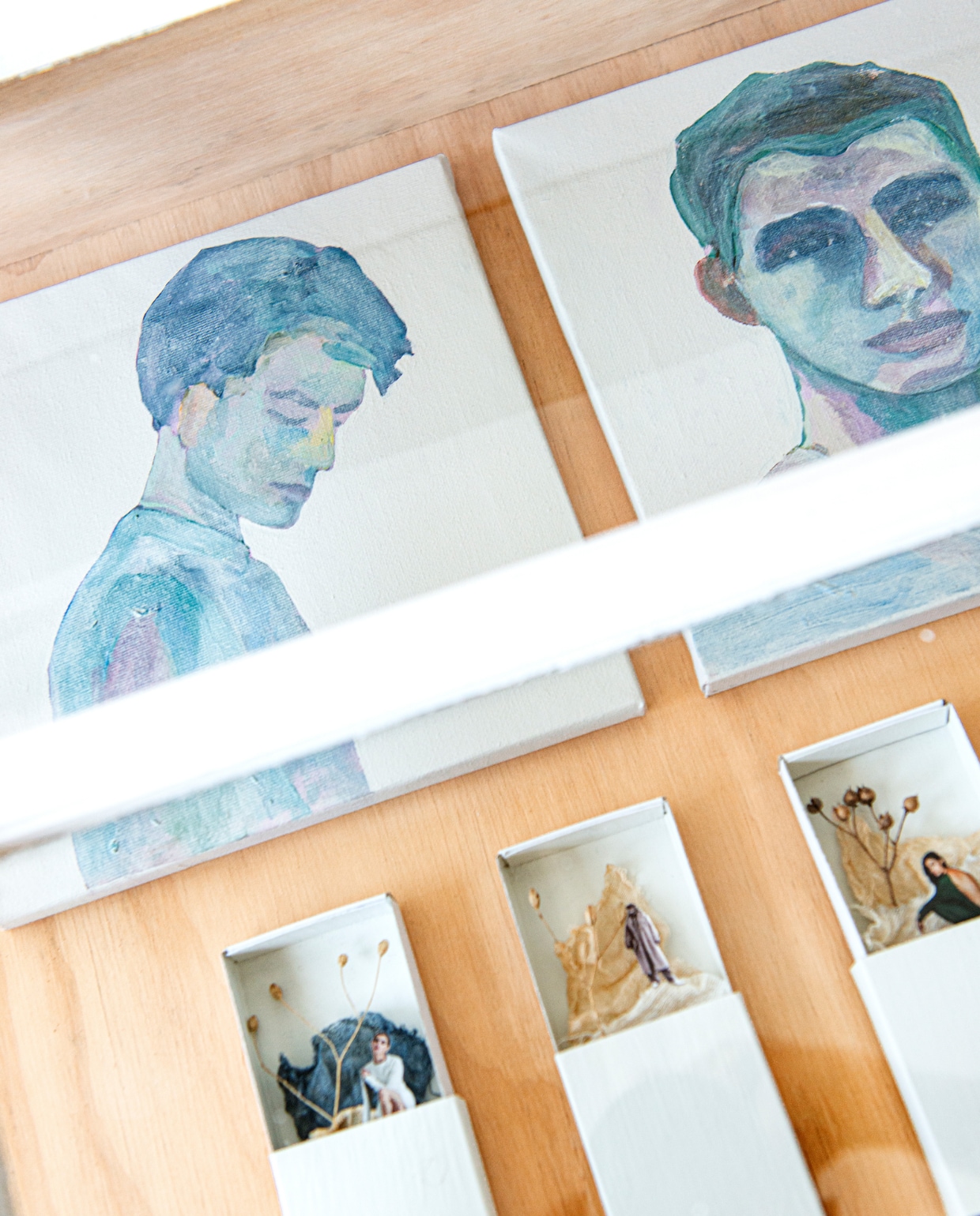 Eigen werk van Rienekes label Studio Mooiz: schilderijen Jongensjaren Leif en Jongensjaren Ingo en Kunst-Kijkdoosjes. vtwonen special binnenkijken 03-2023 | productie De Binnenkijkers | styling Jeske Weel fotografie Caroline Coehorst