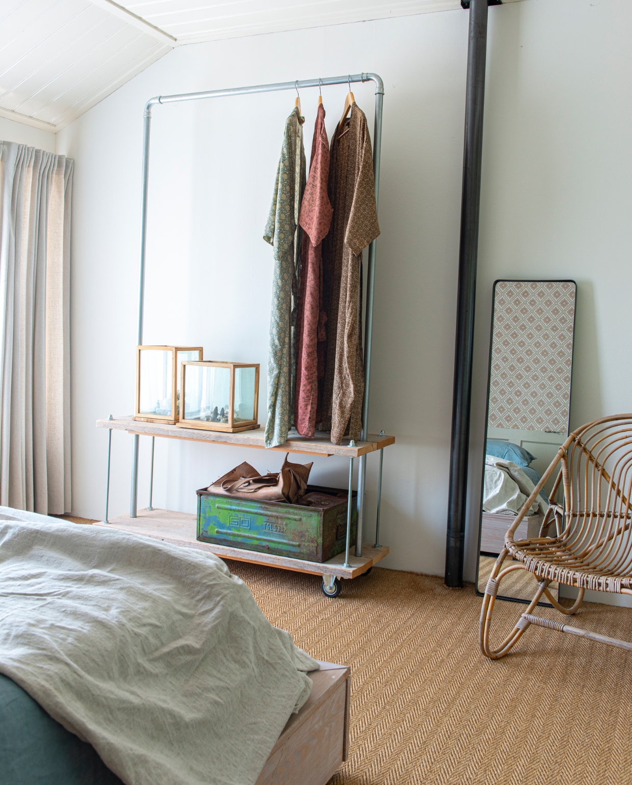 Bed en kledingrek gemaakt door Rienekes vader. Gordijnen Kwantum. Vitrinekasten en spiegel Leen Bakker. Groene kist Baret Brocante. Rotanstoel van oma geweest. Kimono’s Strikkefeber. vtwonen binnenkijken special 03-2023 | productie De Binnenkijkers | styling Jeske Weel | fotografie Caroline Coehorst