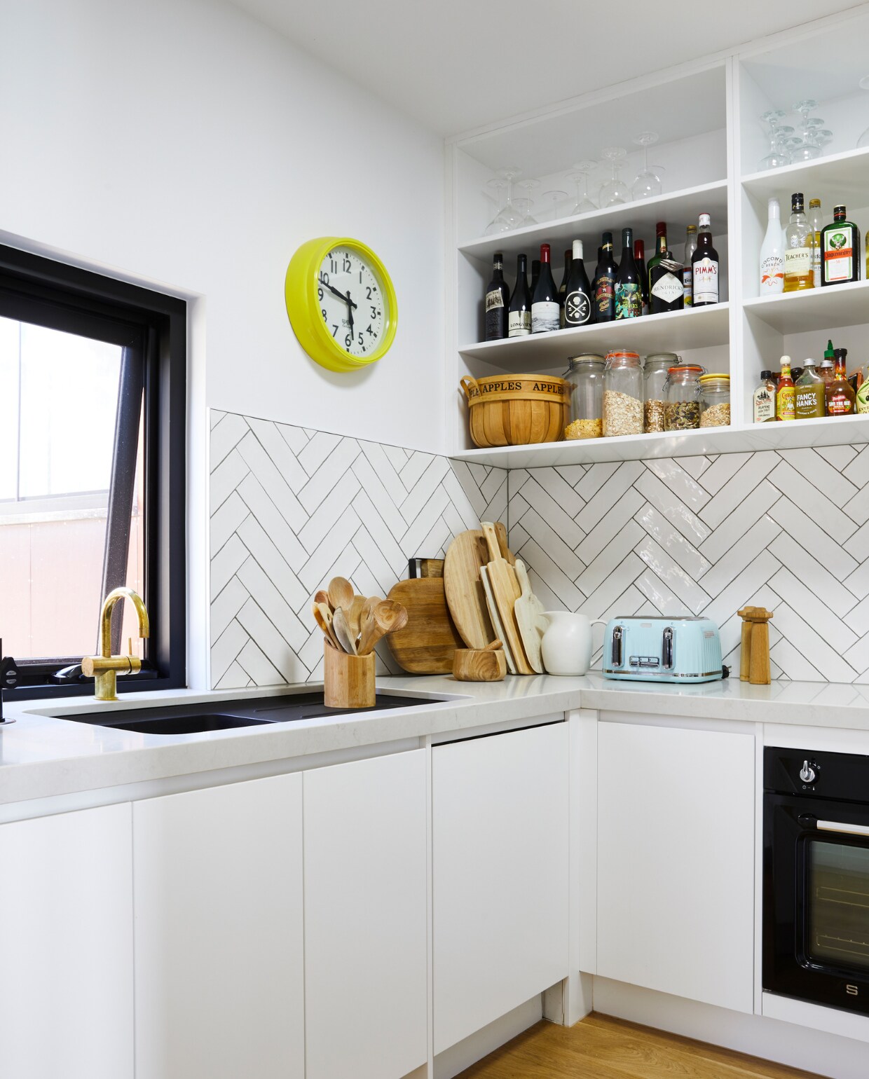 Keukenkasten geschilderd in White on White van Dulux. Kraan Reece. Gootsteen Franke. Handgemaakte wandtegels Masia Blanco van National Tiles. Oven Smeg. Overig onbekend. vtwonen special binnenkijken 07-2022 | productie Living Inside | styling Julia Green | fotografie Armelle Habib