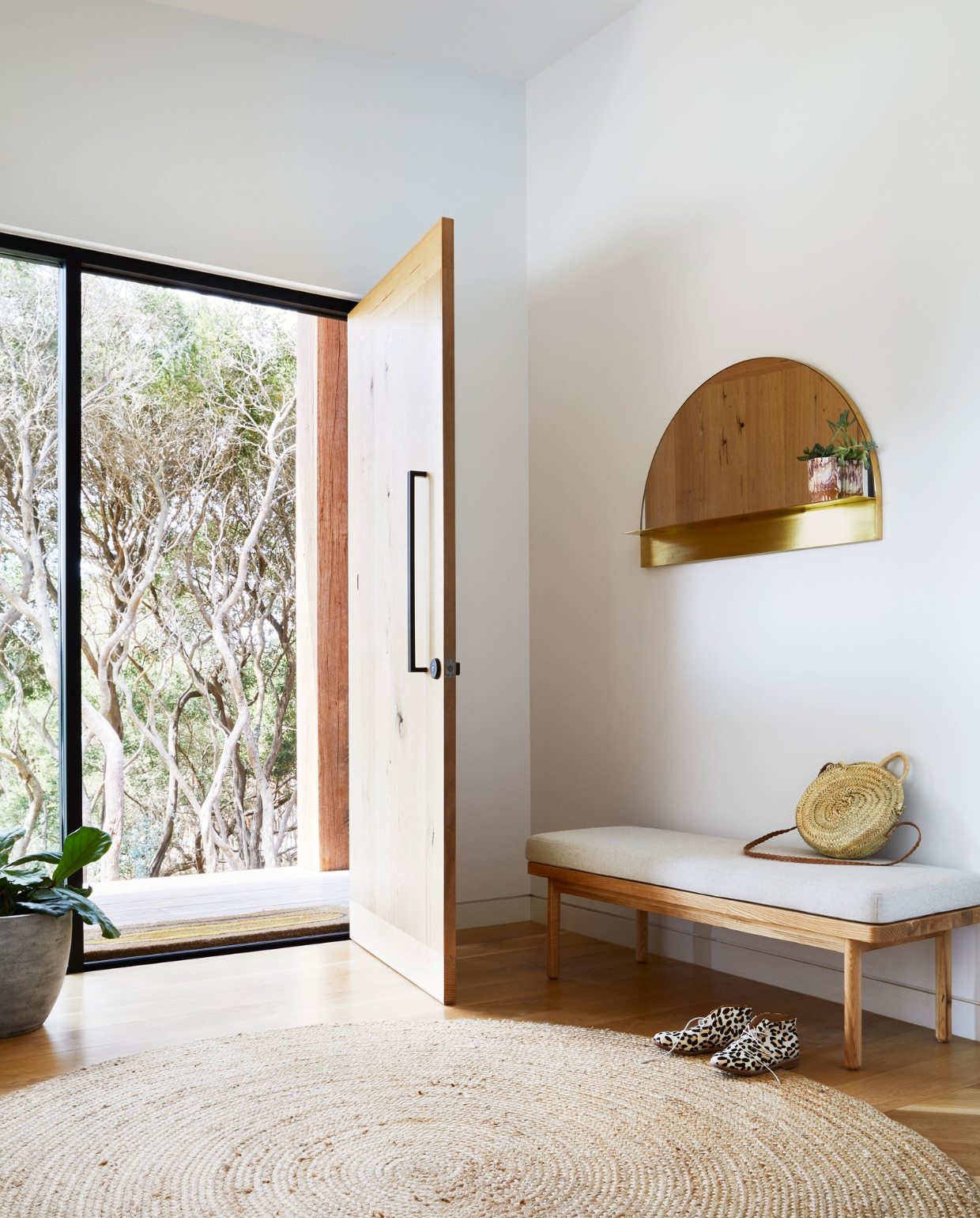 Vloerkleed Early Settler. Bankje Sandarne Sorrento. Spiegel Pop and Scott. vtwonen special binnenkijken 07-2022 | productie Living Inside | styling Julia Green | fotografie Armelle Habib