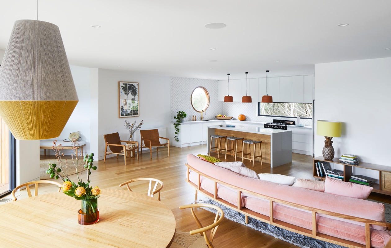 Wit-gele hanglamp, eettafel en bank Pop and Scott. Eetkamerstoelen CH24 Wishbone en palmenprint Coastal Living Sorrento. Leren stoelen Barnaby Lane. Barkrukken Fenton &amp; Fenton. Overig onbekend. vtwonen special binnenkijken 07-2022 | productie Living Inside | styling Julia Green | fotografie Armelle Habib