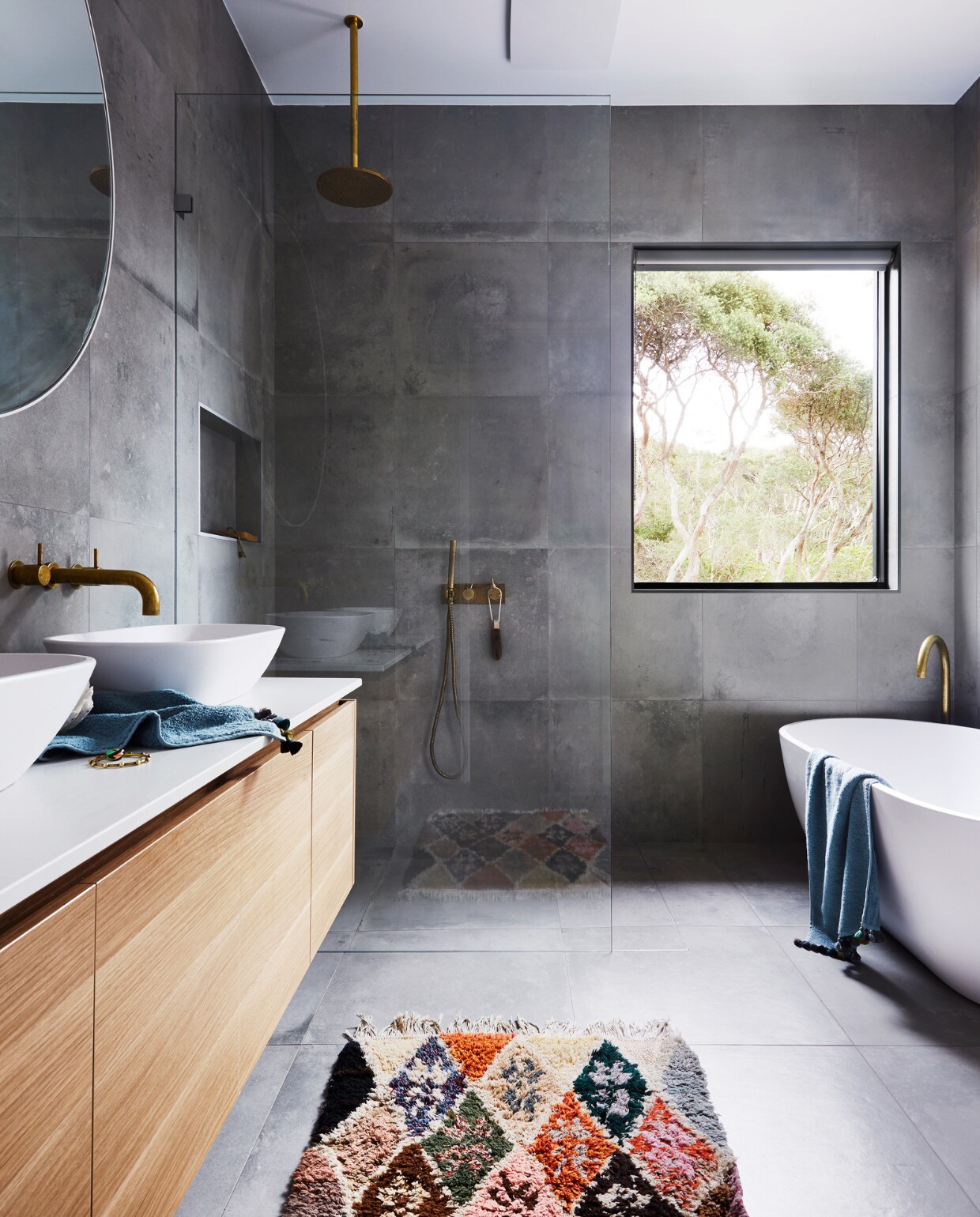 Marokkaans vloerkleed vintage Greenhouse Interiors. Tegels Concrete Fusion Steel van National Tiles. Kasten Tesrol Likewood. Bad en wastafels Bathroom Warehouse. Kranen Scala Range. Spiegel Coastal Living Sorrento. vtwonen special binnenkijken 07-2022 | productie Living Inside | styling Julia Green | fotografie Armelle Habib