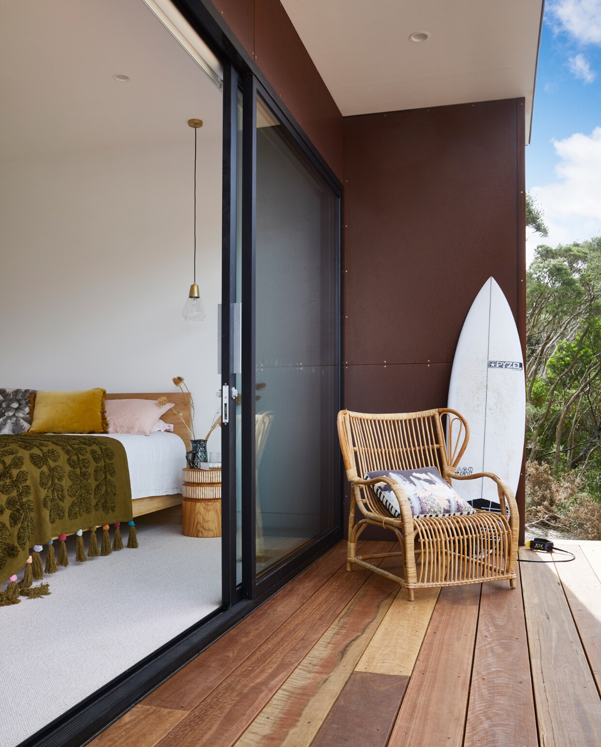 Rotan tuinstoel Elephant Store. Bed Coastal Living Sorrento. Sprei Greenhouse Interiors. Nachtkastje Pop and Scott. Overig onbekend. vtwonen special binnenkijken 07-2022 | productie Living Inside | styling Julia Green | fotografie Armelle Habib