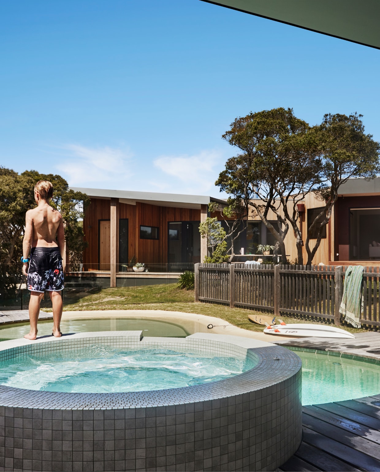 Zwembad en spa met bijpassend poolhouse. vtwonen special binnenkijken 07-2022 | productie Living Inside | styling Julia Green | fotografie Armelle Habib