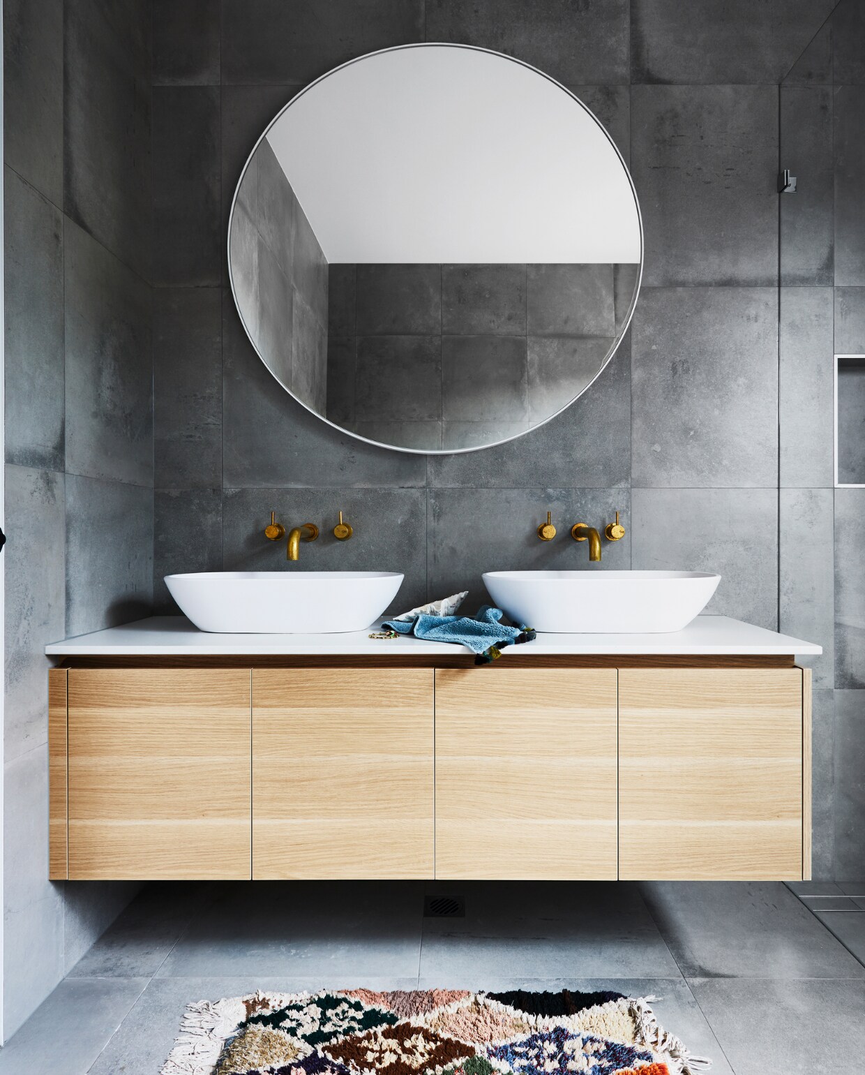 Marokkaans vloerkleed vintage Greenhouse Interiors. Tegels Concrete Fusion Steel van National Tiles. Kasten Tesrol Likewood. Wastafels Bathroom Warehouse. Kranen Scala Range. Spiegel Coastal Living Sorrento. vtwonen special binnenkijken 07-2022 | productie Living Inside | styling Julia Green | fotografie Armelle Habib