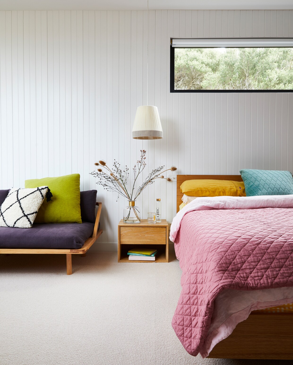Bank, hanglamp en nachtkastje Pop and Scott. Beddengoed Kip and Co. Tapijt Carpet Court. Overig onbekend. vtwonen special binnenkijken 06-2022 | productie Living Inside | styling Julia Green | fotografie Armelle Habib