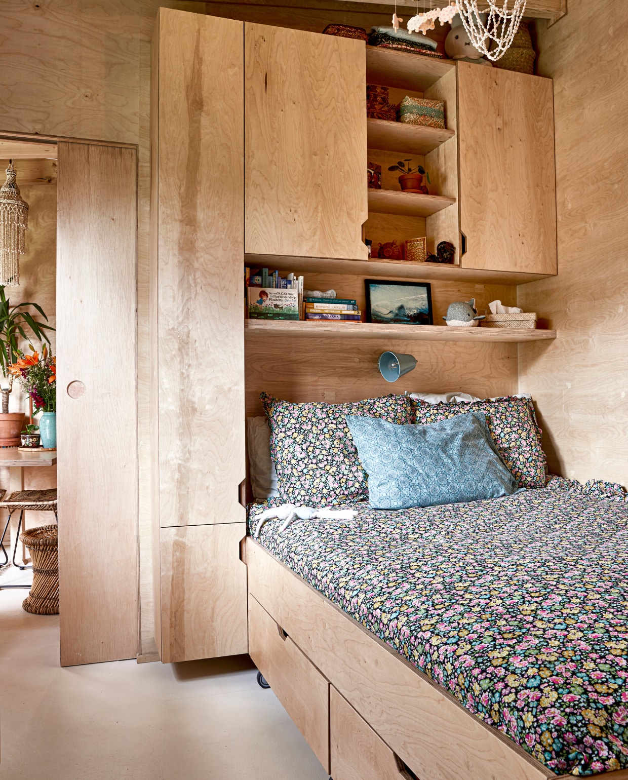 Kastenwand en bed zelfgemaakt. Beddengoed H&amp;M Home. Leeslamp Rietveld Licht &amp; Wonen. Kussen en groene offermand (tussen de kasten) souvenir uit Indonesië. vtwonen binnenkijken special tiny houses | styling Iris van der Meer | fotografie Peggy Janssen