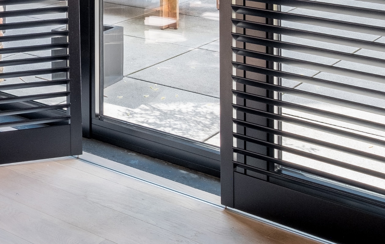 laat het licht maar binnen deze shutters zijn perfect voor openslaande tuindeuren en in de serre