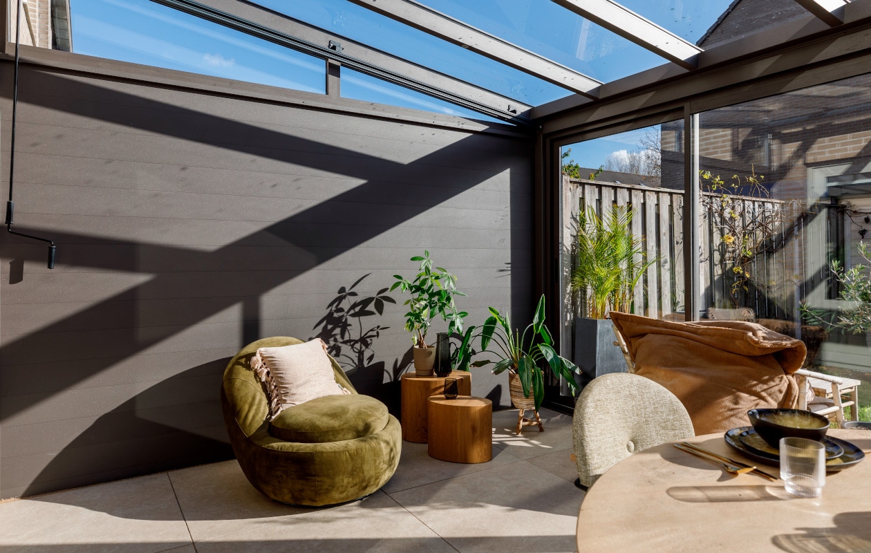 Op maat gemaakte Verasol Profiline tuinkamer. vtwonen weer verliefd op je huis seizoen 17, Almere. vtwonen Weer verliefd op je huis aflevering 10 seizoen 17 | styling Eva van de Ven | fotografie Margriet Hoekstra