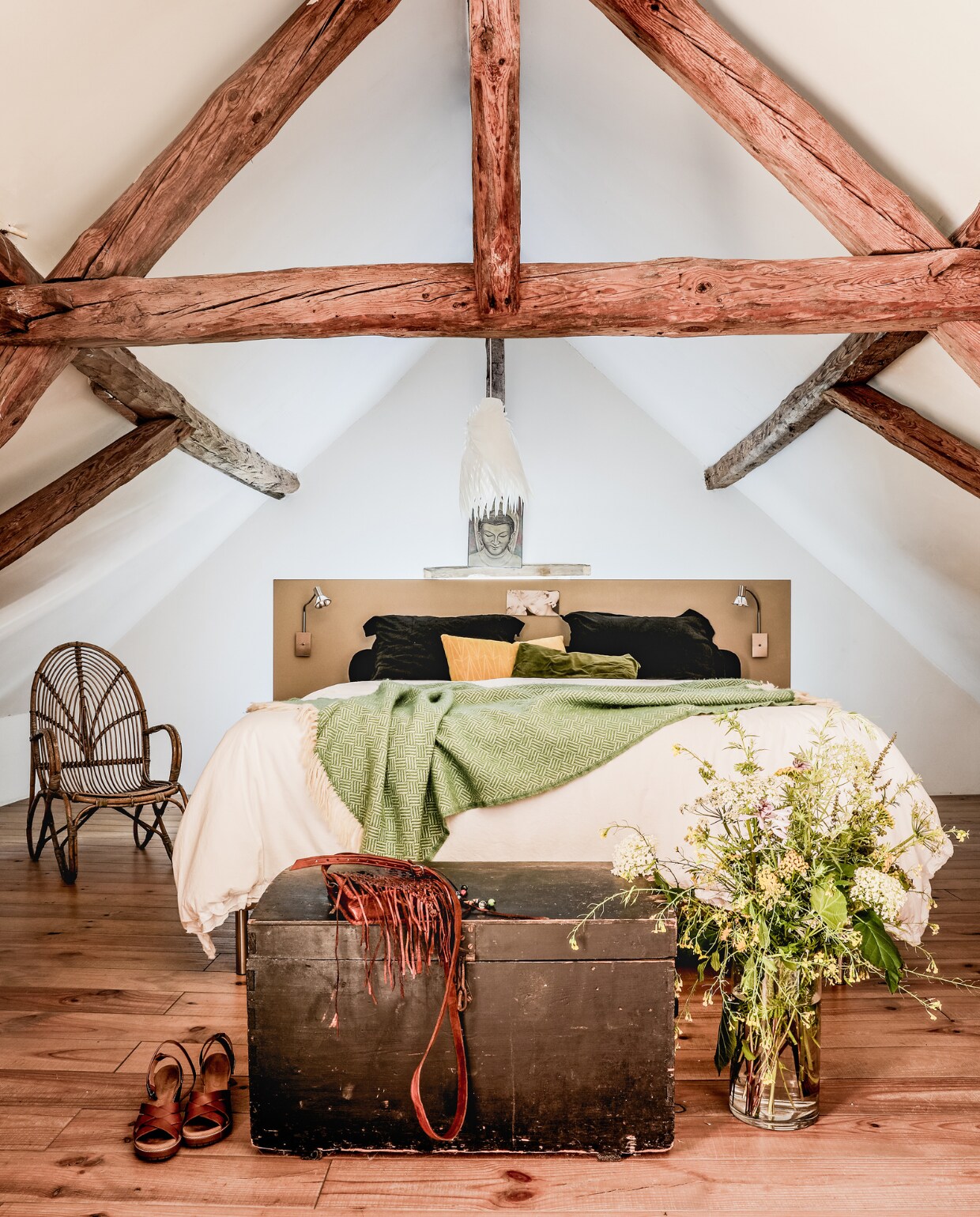 Hoofdbord handgemaakt. Kist erfstuk van Jans tante. Stoel Emmaus. Zandportret Boeddha door zoon meegenomen uit Myanmar. Grenenhouten vloer en overig herkomst onbekend. vtwonen 05-2021 | productie Features &amp; More | styling Wilma Custers | Fotografie Ivar Janssen