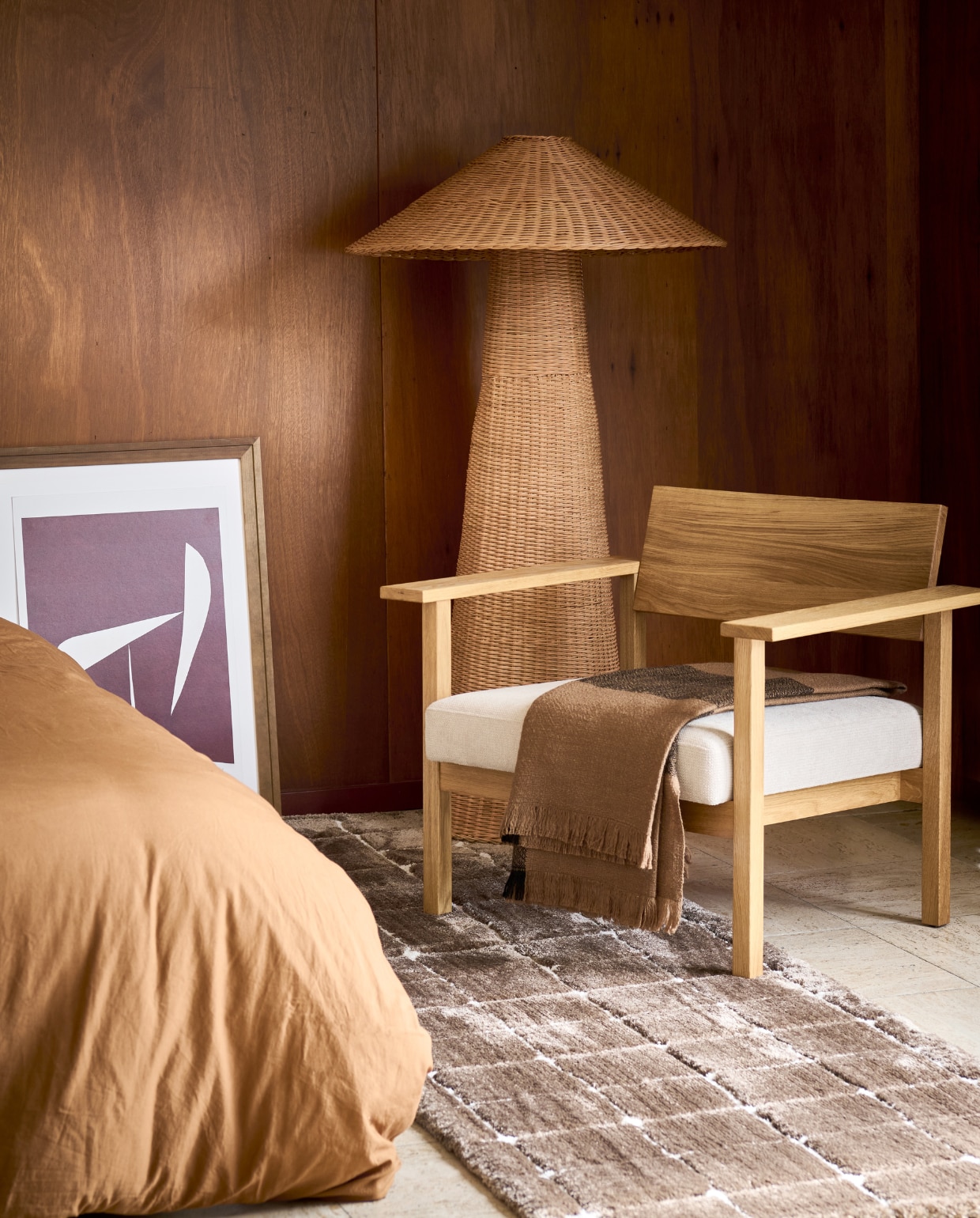 Vloerkleed Blocks in Warm brown, polyester en jute, 80x240 cm (loperformaat). Ook verkrijgbaar in Warm white. M.m.v. studiohenk.nl (fauteuil), vtwonen.nl/shop (vloerlamp van Ferm Living, plaid van Ferm Living), hm.com (dekbedovertrek), theposterclub.com (poster). Overig privébezit. vtwonen 06-2023 | productie Tanja Saarberg | styling Sanne Ketelaar | fotografie Sjoerd Eickmans | assistentie Evans van der Sluis