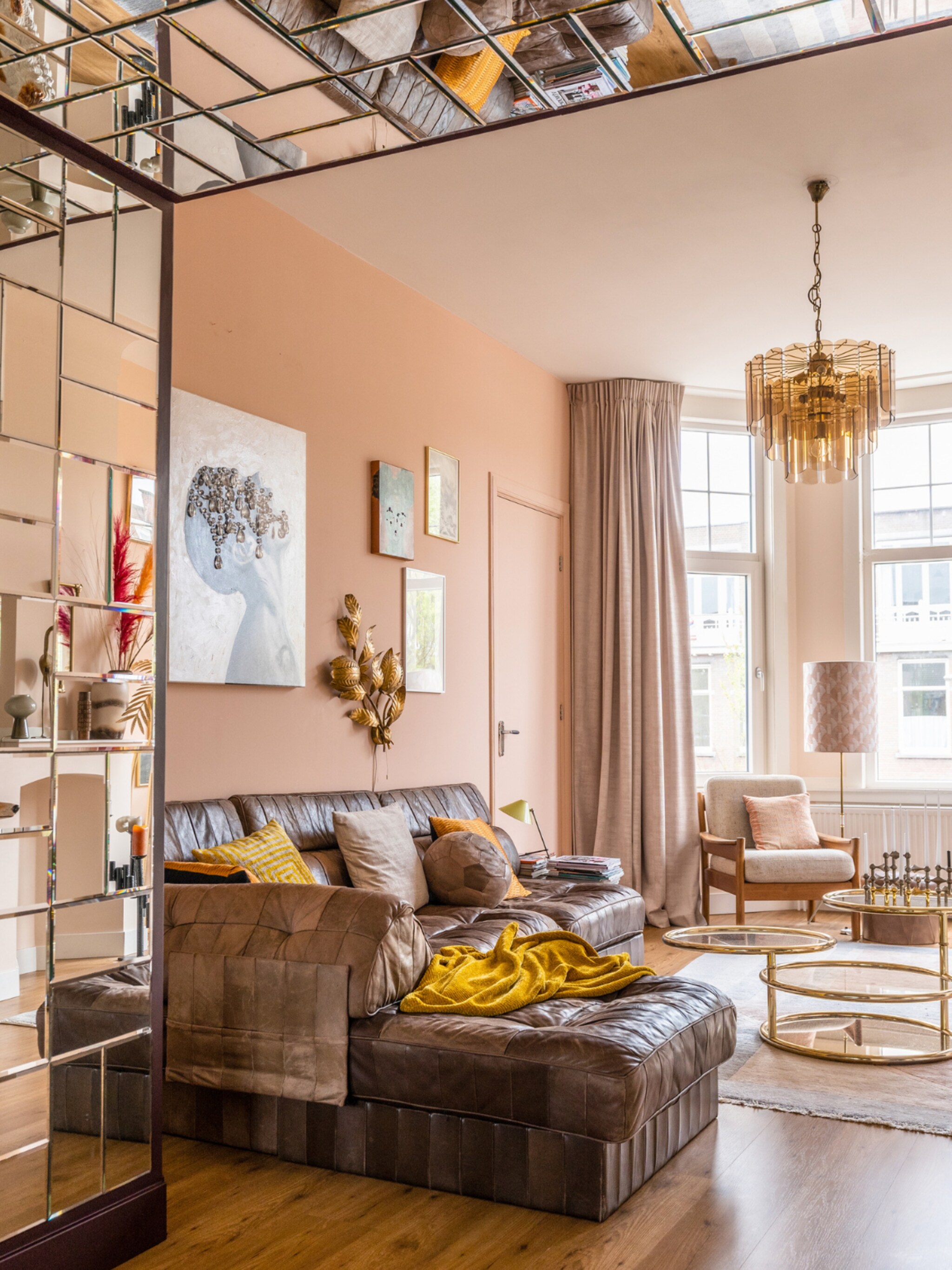 binnenkijken een doorgang van spiegels brengt je in dit appartement van woon naar eetkamer