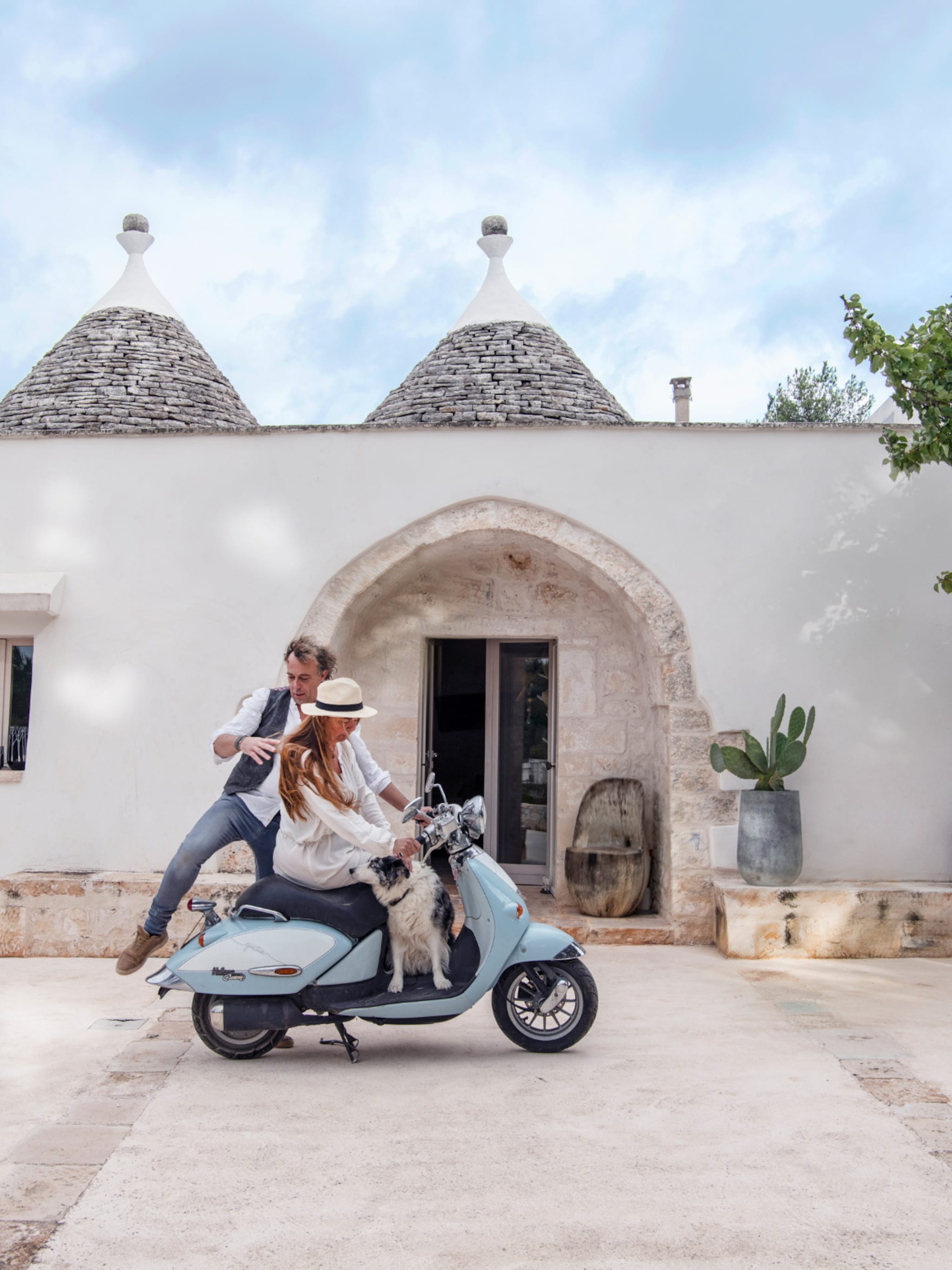 een nederlands tintje in italie binnenkijken in deze droom trullo in puglia
