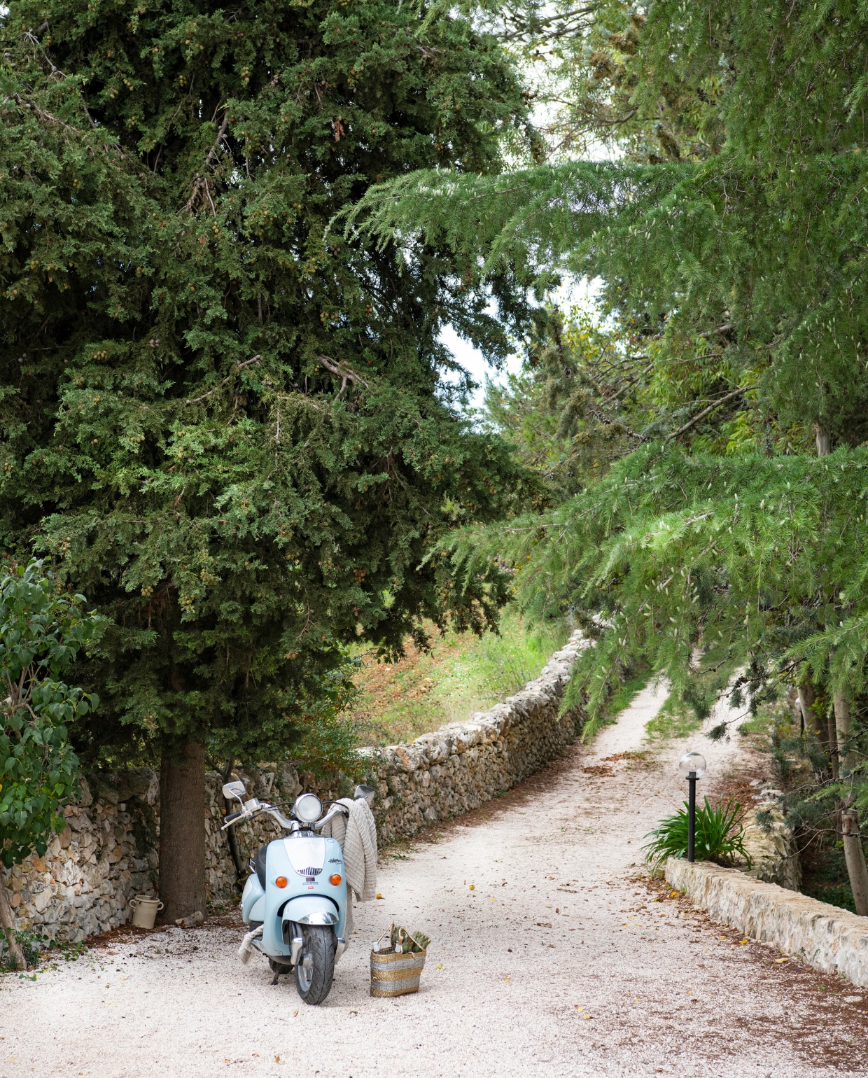 Scooter Aprilia. Strandtas souvenir uit Bali. vtwonen special binnenkijken 06-2022 | productie Insidehomepage | styling Marit Saladini Platjouw | fotografie Louis Lemaire