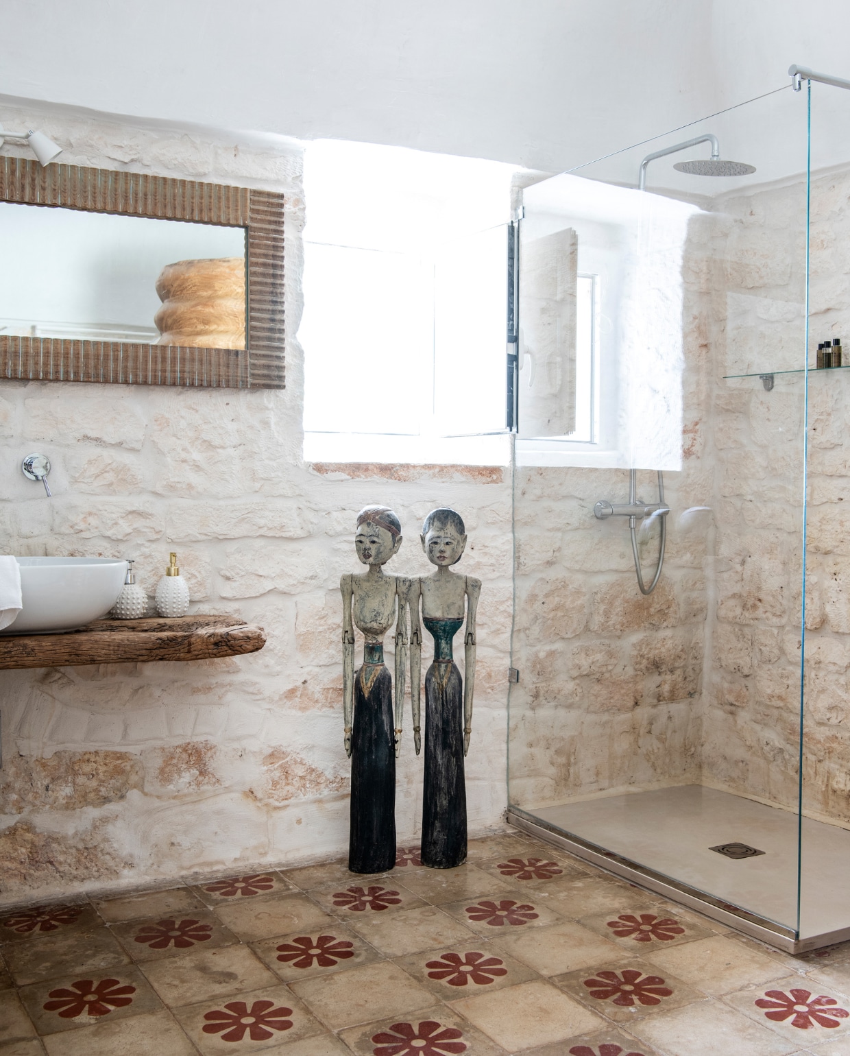Regendouche Grohe. Originele tegels uit de trullo. Indonesisch echtpaar gemaakt van Balinees houtsnijwerk Gert Snel Interiors. vtwonen special binnenkijken 06-2022 | productie Insidehomepage | styling Marit Saladini Platjouw | fotografie Louis Lemaire