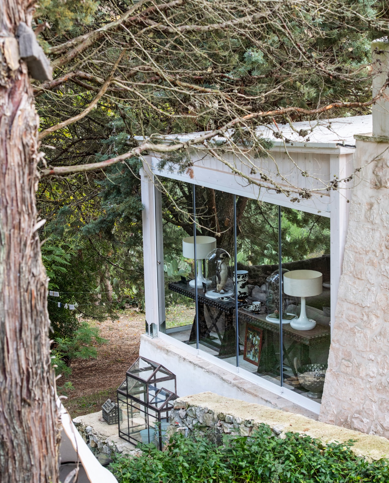 Tuinkamer met ijzeren tafels Gert Snel Interiors. Glazen kas Schuitemaker Maastricht. vtwonen special binnenkijken 06-2022 | productie Insidehomepage | styling Marit Saladini Platjouw | fotografie Louis Lemaire
