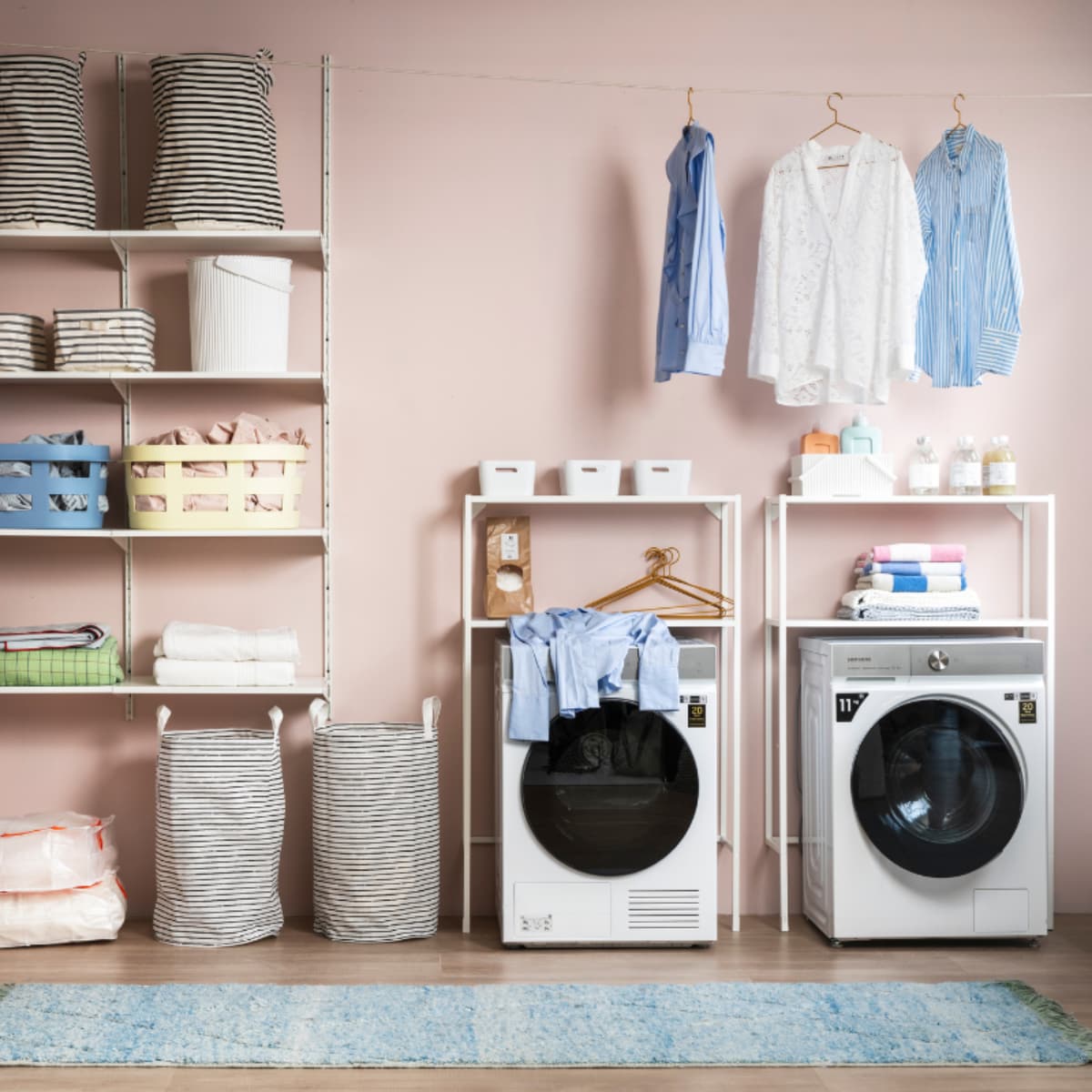 Muurverf no. 837 van Lab Paint, per liter € 48,- (vestingh.nl). Wasmachine Quickdrive € 1149,-, wasdroger Bespoke 9000-serie A+++ energie efficient € 1299,- (samsung.com). Apparatuurombouw, 80x30x129 cm (bxdxh) € 80,-, kast Boaxel, 62x40x201 cm (bxdxh) € 60,20, gordijn met bies Moalisa € 29,99, zwart-wit gestreepte opbergzakken Klunka op de grond € 9,99, plastic opbergzakken met fluorescerende rits Ranen € 3,99, witte handdoeken € 19,99, blauwe en roze dekbedovertreksets met strepen € 29,99, witte opbergbakken € 3,99 (ikea.nl). Blauwe en zachtgele wasmand van Hay, per stuk € 39,-, emmer met deksel van Hachiman € 43,99, witte geribbelde bak met hendels van Hachiman € 28,75, groene geruite plaid van HKliving € 69,95. Bovenin de kast gestreepte manden van House Doctor € 19,99, gestreepte lage opbergmand van Zeller € 9,49 (vtwonen.nl). Groene kratten op wielen € 203,05, gestreepte handdoeken vanaf € 24,70, weefsel met wafeltjespatroon vanaf € 14,-, zachtblauw tafelkleed met fluorescerende rand € 89,- (hay.nl). Kledinghangers, per 4 € 37,95, vloerkleed € 570,- (hkliving.nl). Wasmiddel en wasverzachter € 6,95, zeepvlokken € 9,95 (dille-kamille.nl). Blouses tweedehands (vintagebrands.eu). vtwonen 04-2023 | styling Marianne Luning | fotografie Stan Koolen