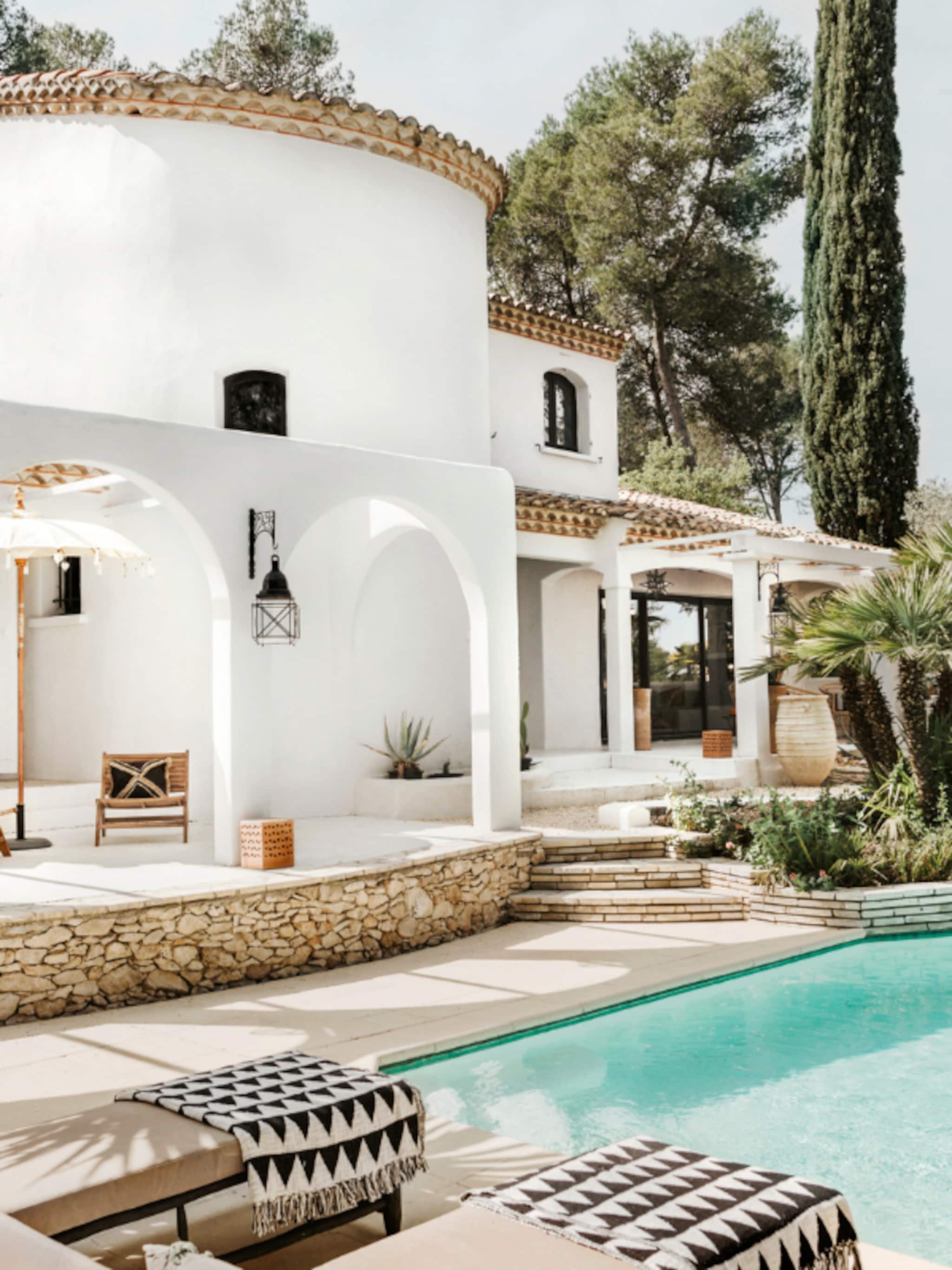 kijk binnen in een villa met spaanse hacienda vibes midden in zuid frankrijk