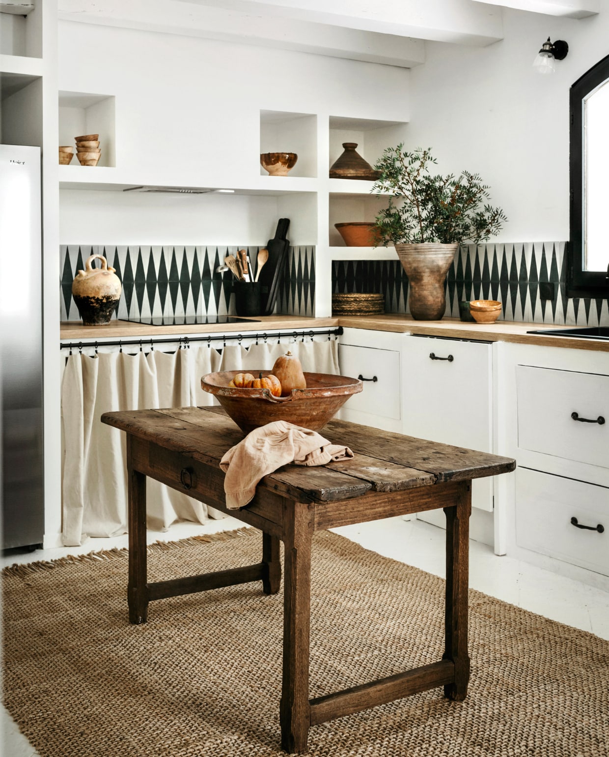 Wandtegels Cimenterie de la Tour, tafel rommelmarkt, vergelijkbaar vloerkeed Lohals van Ikea. Overig onbekend. vtwonen 06-2023 | productie Taverne Agency | styling Mari Strenghielm | fotografie Anna Malmberg