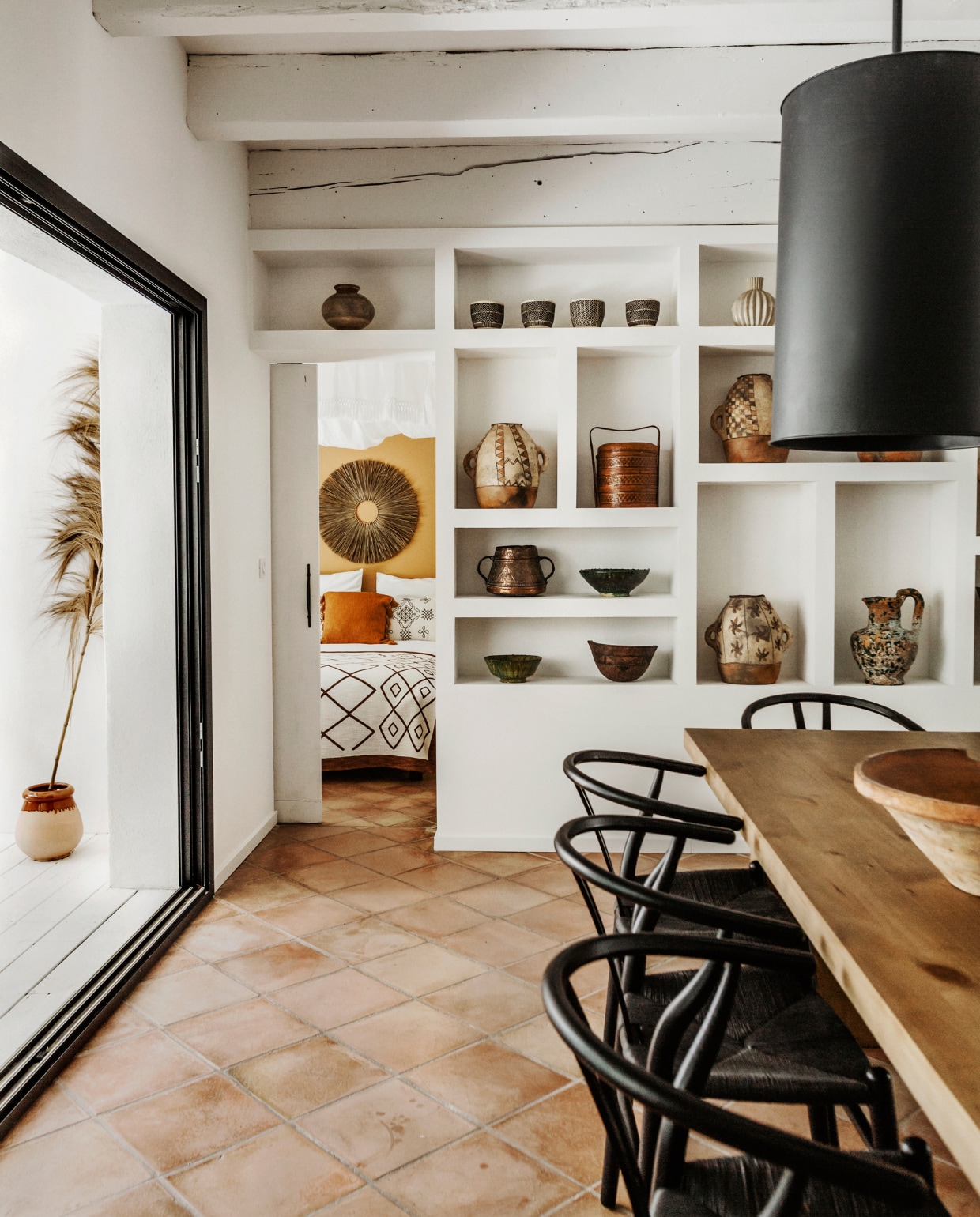 Eettafel La Redoute, eetkamerstoelen Wishbone Ch24 via Mister Design. Vergelijkbare producten: bamboe vazen La Redoute, kunstpampasgras via Easyplants Kunstplanten. Overig onbekend. vtwonen 06-2023 | productie Taverne Agency | styling Mari Strenghielm | fotografie Anna Malmberg