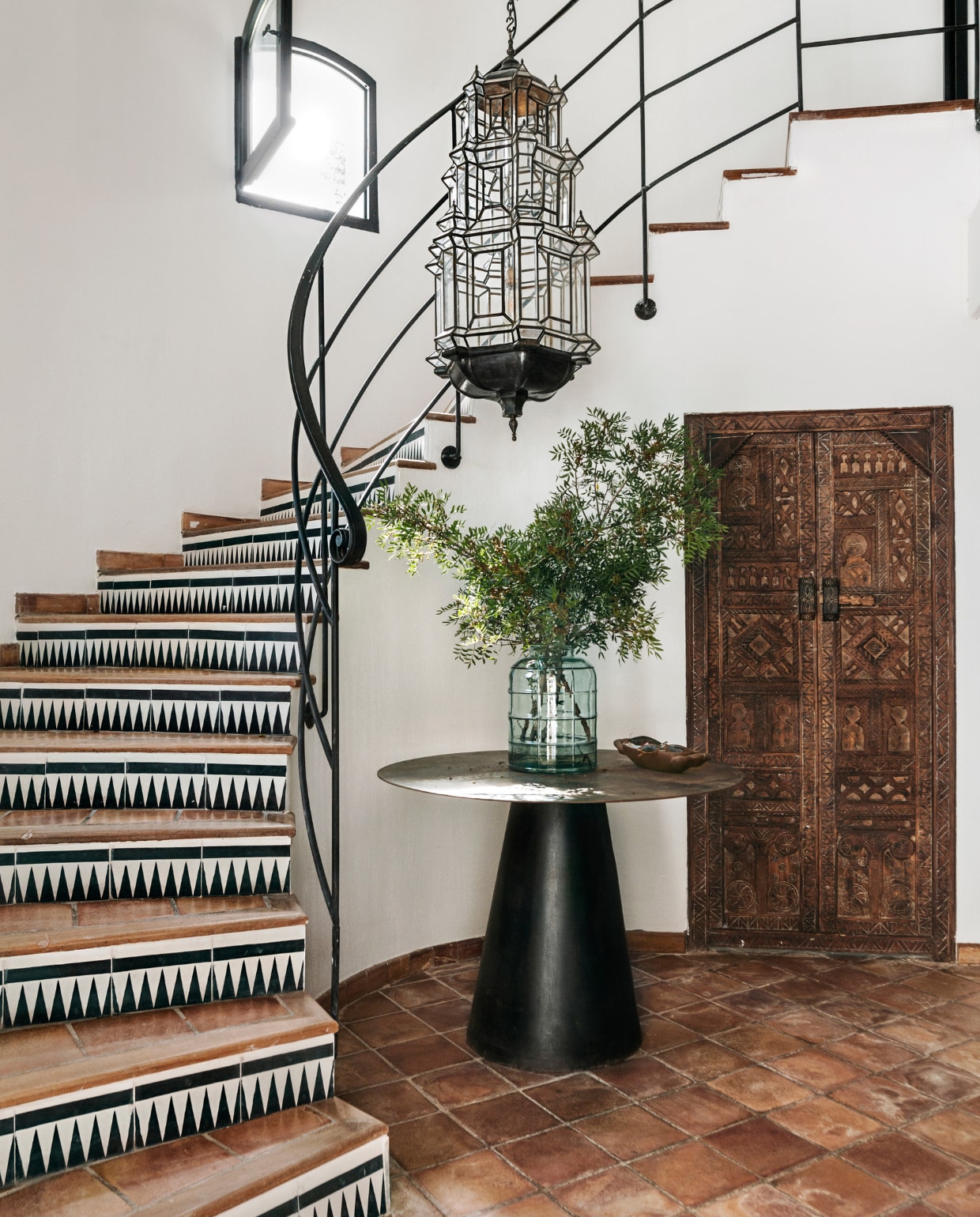 Tegels Cimenterie de la Tour, hanglamp La Suite. Vergelijkbare producten: vaas van vtwonen, oude Marokkaanse deur via Soukz. Overig onbekend. vtwonen 06-2023 | productie Taverne Agency | styling Mari Strenghielm | fotografie Anna Malmberg