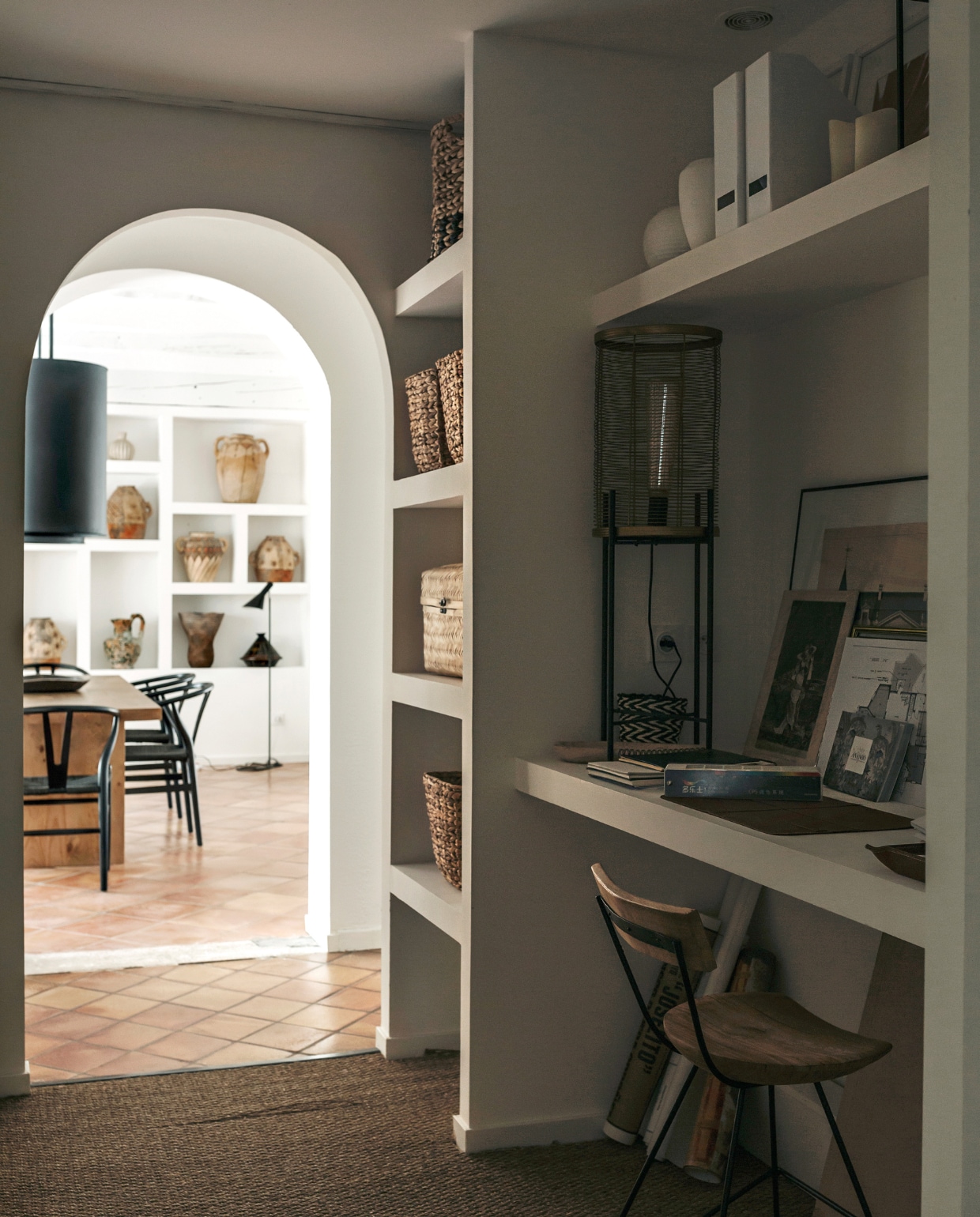 Eettafel La Redoute. Vergelijkbare producten: jute manden Dille &amp; Kamille, bamboe vazen La Redoute. Overig onbekend. vtwonen 06-2023 | productie Taverne Agency | styling Mari Strenghielm | fotografie Anna Malmberg