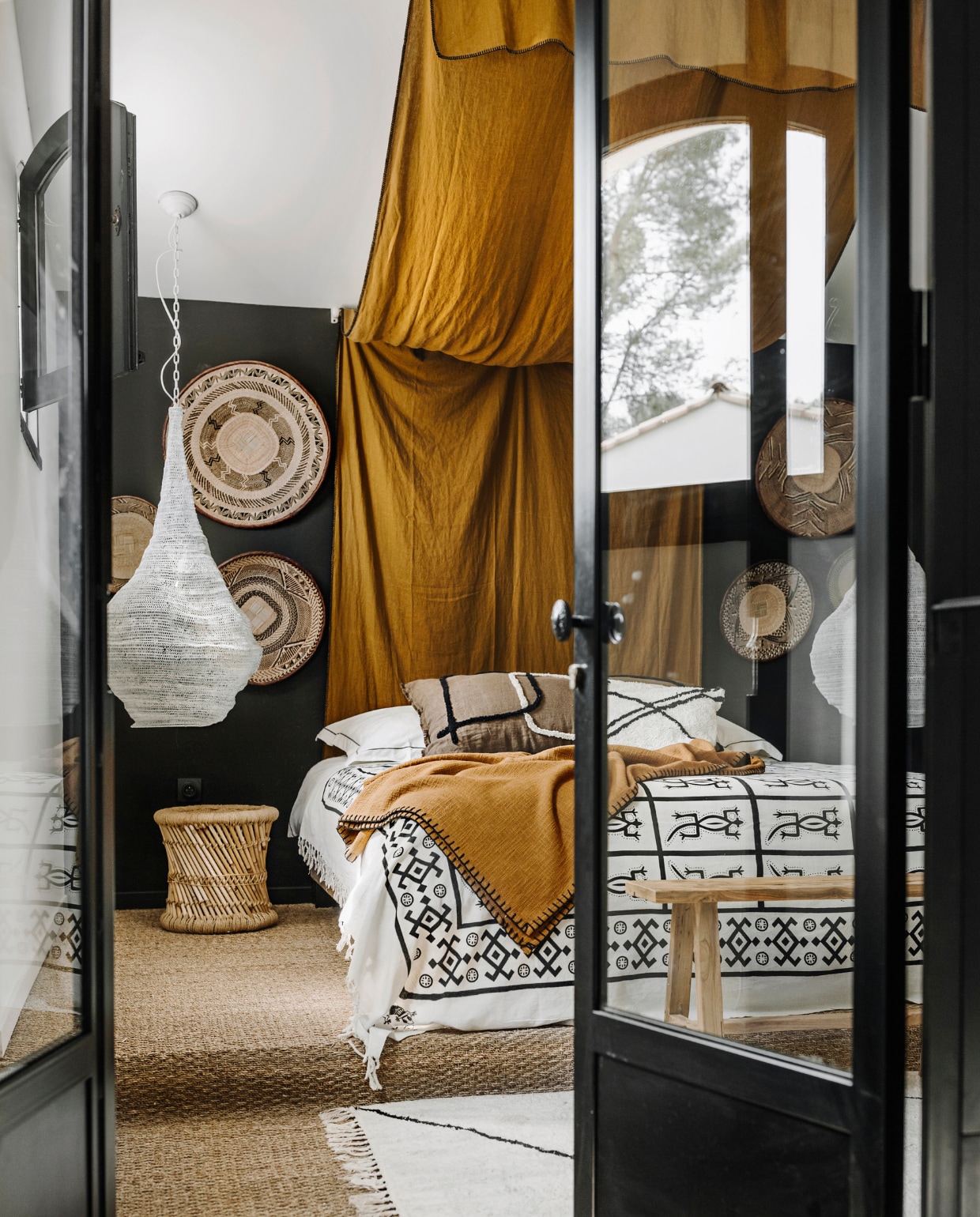 Plaid uit Ibiza, wanddecoratie uit Marokko. Vergelijkbare producten: hanglamp Indigo van Moos, vloerkleed via Rozenkelim, bamboe bijzettafel Ganon van Sklum. Overig onbekend. vtwonen 06-2023 | productie Taverne Agency | styling Mari Strenghielm | fotografie Anna Malmberg
