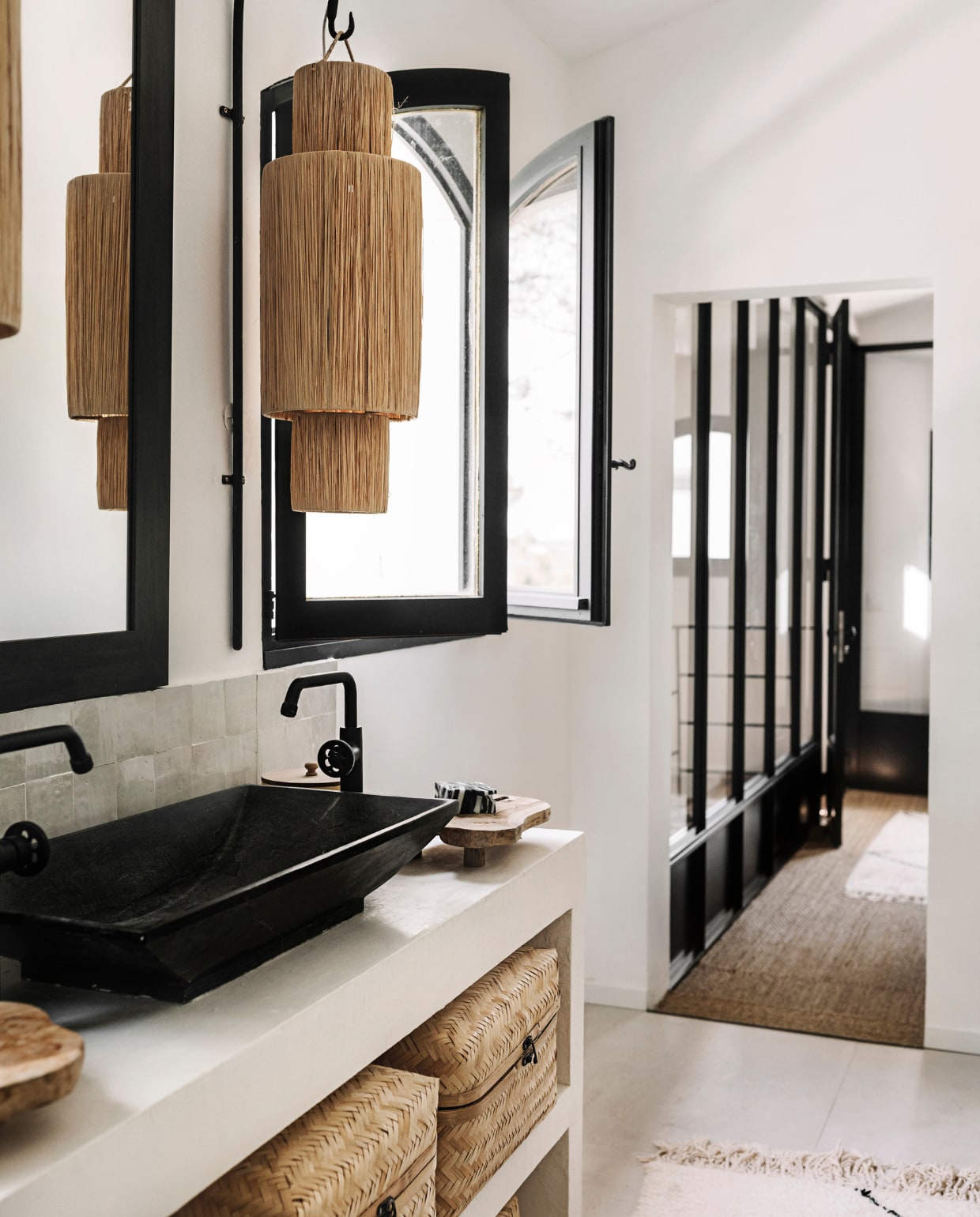 De wandlamp in de badkamer is een ontwerp van Baptiste Bohu. vtwonen 06-2023 | productie Taverne Agency | styling Mari Strenghielm | fotografie Anna Malmberg