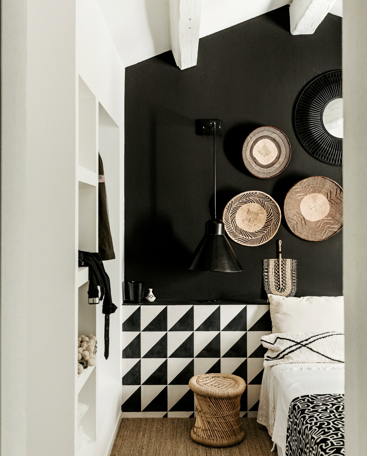 Vergelijkbare producten: kussens van gevlochten riet Xenos, bamboe bijzettafel Ganon van Sklum. vtwonen 06-2023 | productie Taverne Agency | styling Mari Strenghielm | fotografie Anna Malmberg