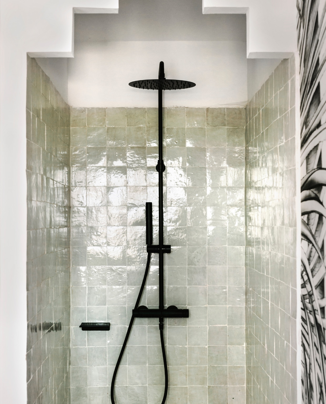 Wandtegels via Cimenterie de la Tour, vergelijkbare regendouche Tegeldepot. vtwonen 06-2023 | productie Taverne Agency | styling Mari Strenghielm | fotografie Anna Malmberg