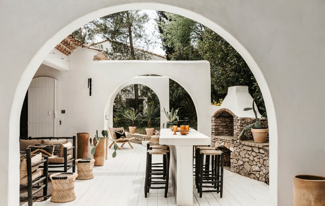 Barkrukken zijn gemaakt in Marokko. Vergelijkbare bamboe bijzettafels Ganon van Sklum. Overig onbekend. vtwonen 06-2023 | productie Taverne Agency | styling Mari Strenghielm | fotografie Anna Malmberg