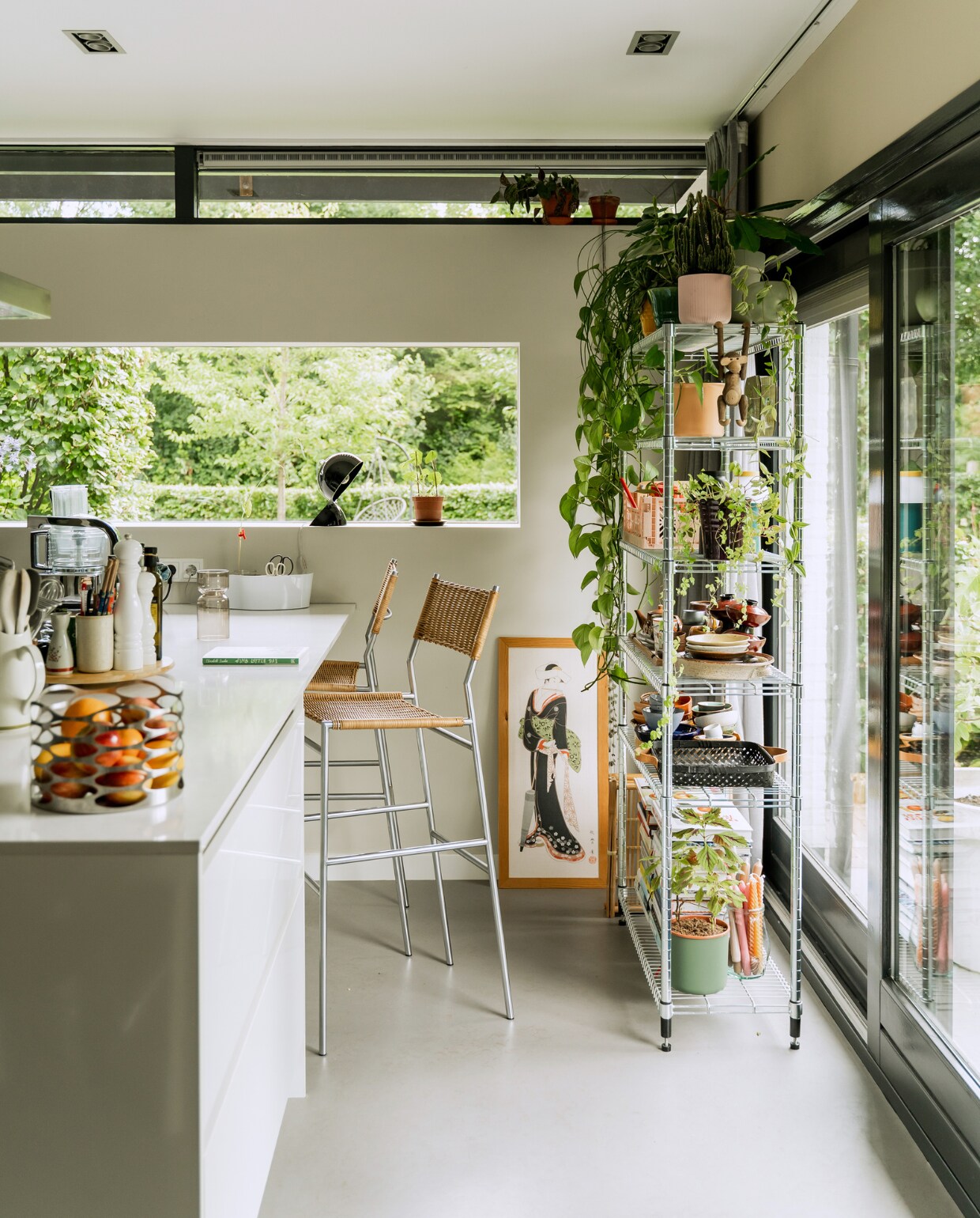 Verfkleur links Chalk en rechts Dune van Painting The Past. Keuken Siematic. Kraan Dornbracht. Fruitschaal Stelton. Barkrukken Martin Visser voor Spectrum. Kast Ikea. Bloempotten kringloop. Ingelijst doek gekocht in Japan. Tafellamp Dalu van Vico Magistretti voor Artemide. vtwonen special binnenkijken 03-2023 | productie CocoFeatures | styling Laurien Deken | fotografie Inge Korver