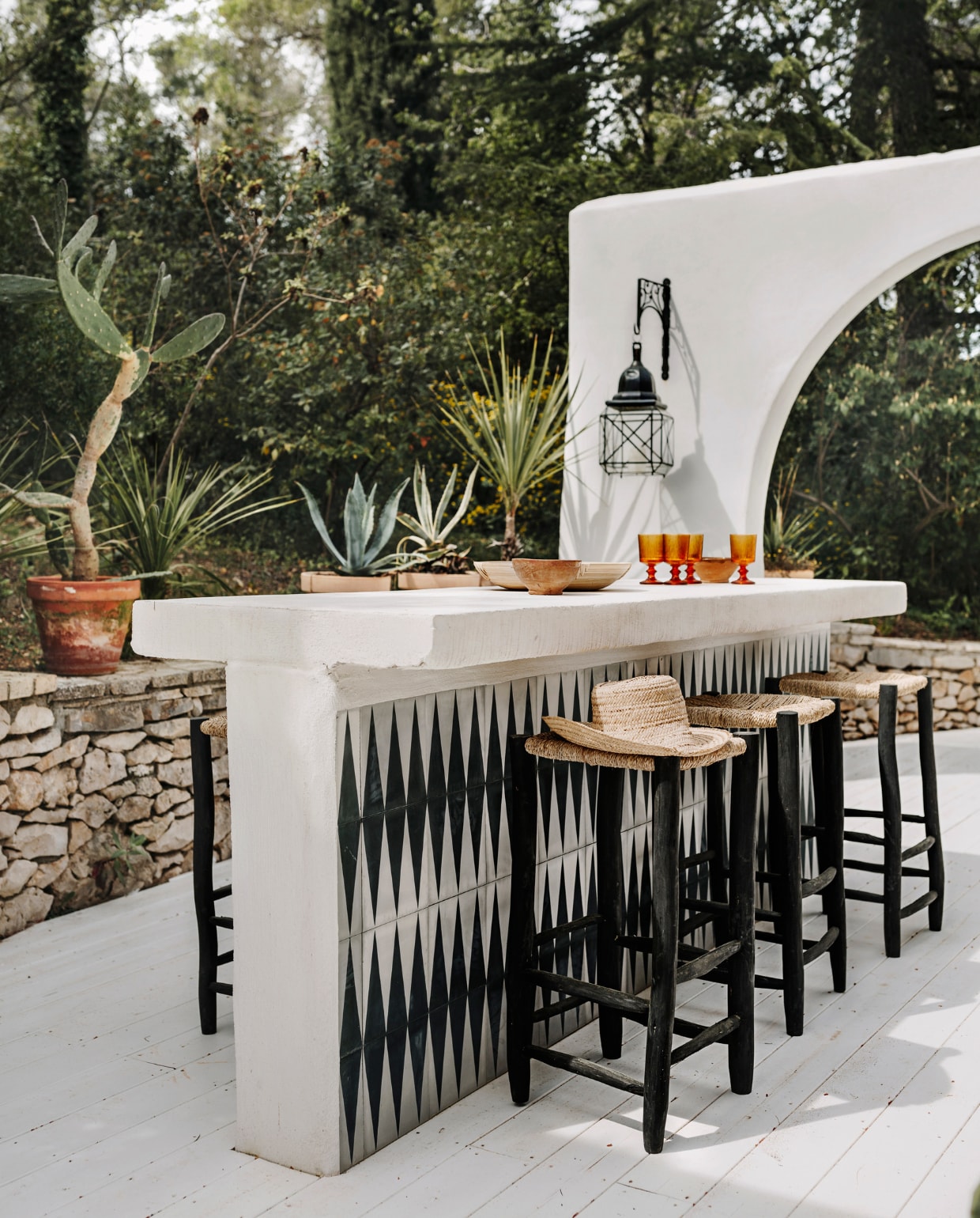 Barkrukken zijn gemaakt in Marokko. Vergelijkbare bamboe bijzettafels Ganon van Sklum. Overig onbekend. vtwonen 06-2023 | styling Mari Strenghielm | fotografie Anna Malmberg