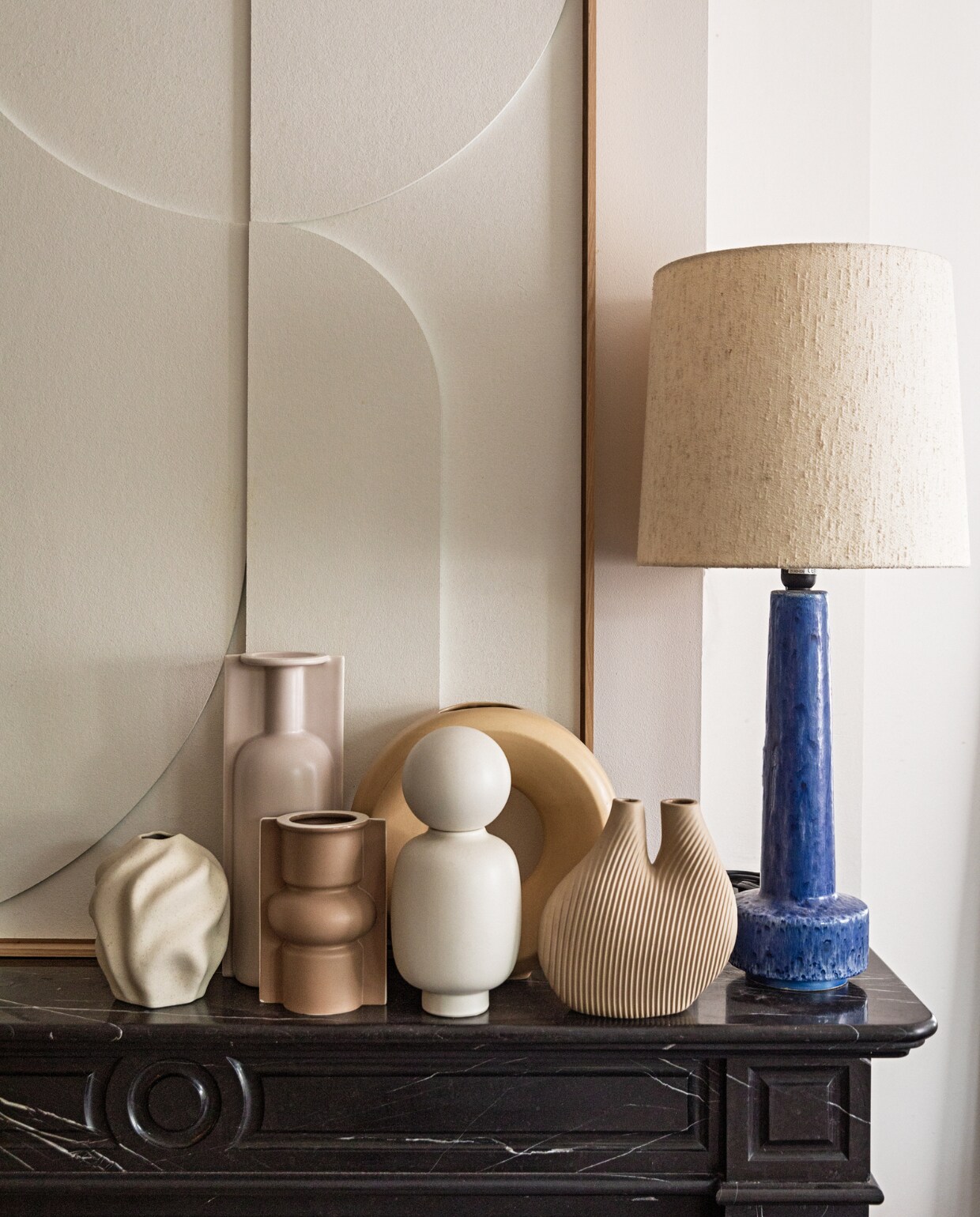 Lamp en kunst HKliving. Accessoires en vazen mix van Hay, Ferm Living en HKliving. vtwonen 04-2022 | styling Ilona Jongepier | fotografie Dana van Leeuwen | visagie Djolien de Kreij