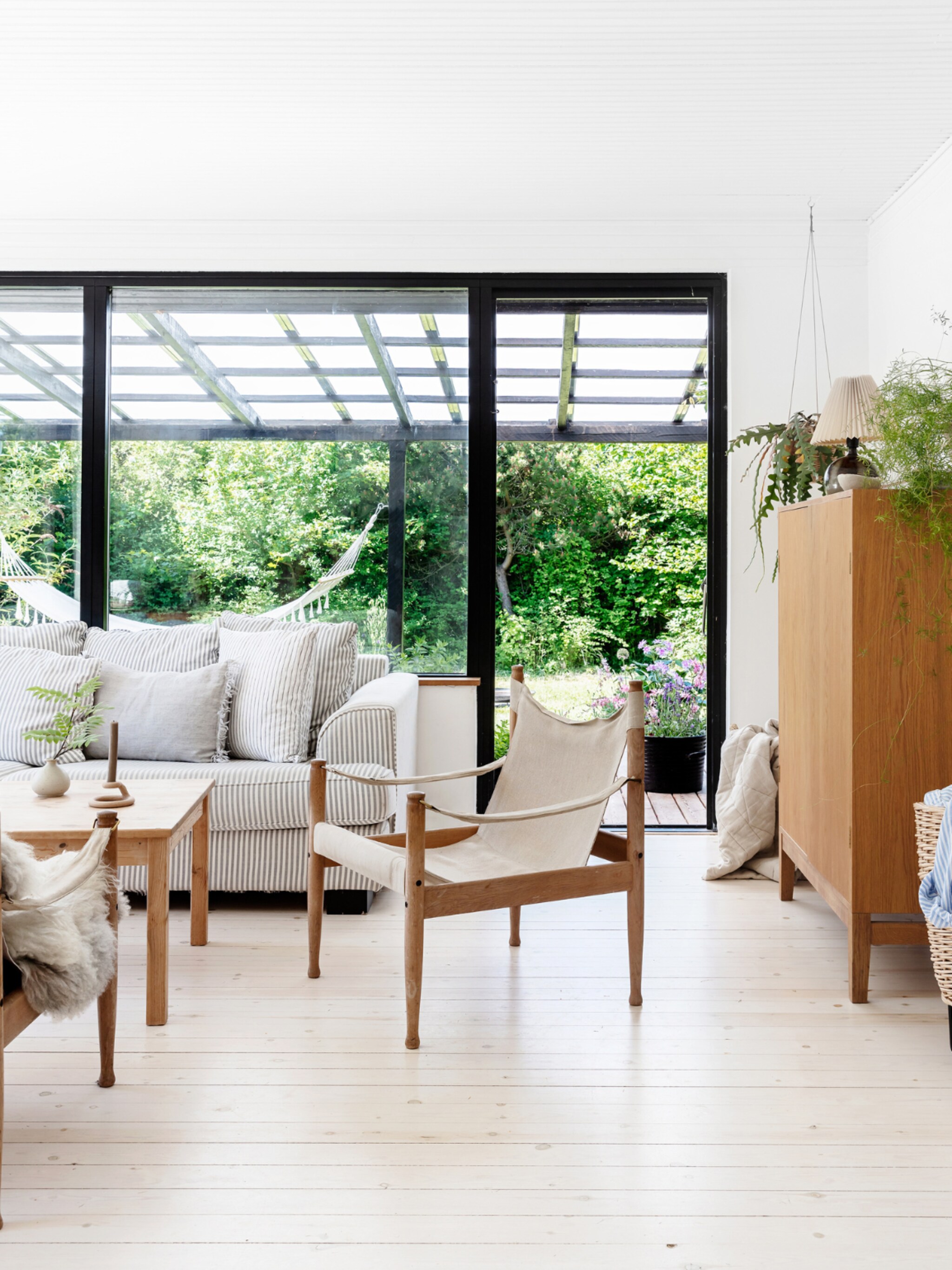 binnenkijken in een vakantiehuis vol hout in denemarken