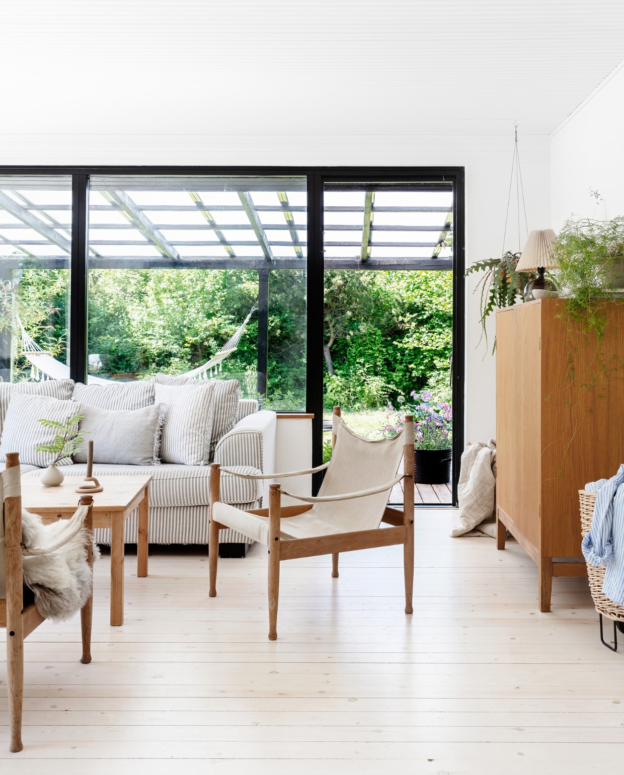 Bank Ilva, tweedehands gekocht via de Deense Marktplaats DBA. De salontafel stond al in het huis. Stoelen en Gotland-schapenvacht vlooienmarkt. vtwonen special binnenkijken 06-2022 | productie Living Inside | Styling Rikke Graff Juel | fotografie Christina Kayser O.
