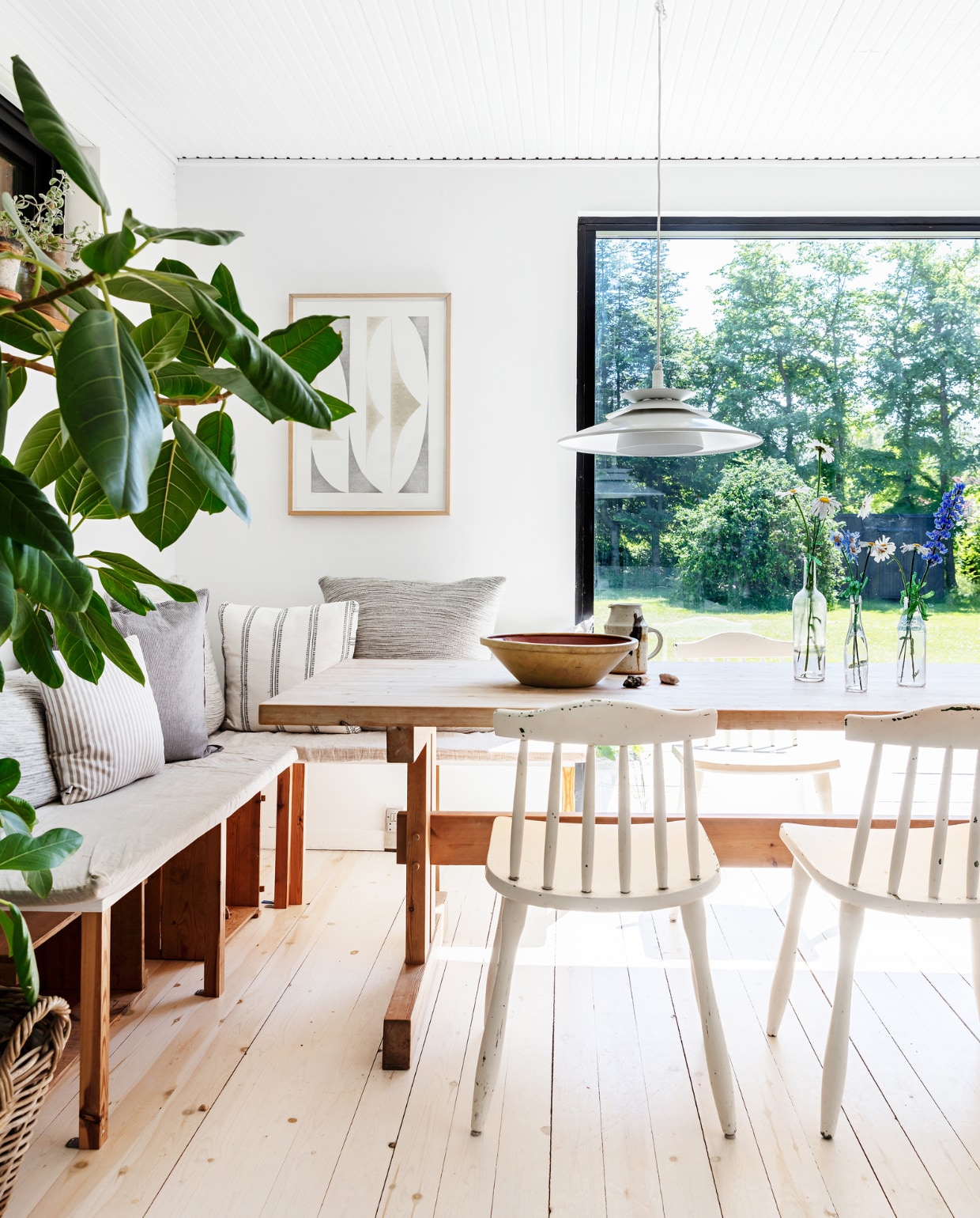Handgemaakte grenen eettafel via DBA. Stoelen rommelmarkt. Hoekbank en zitkussens zelfgemaakt van gerecylede materialen. Kussens Stilleben Shop Kopenhagen en Magasin. Bloemen van kralen Roté. Keramiek van verschillende rommelmarkten. Overig onbekend. vtwonen special binnenkijken 06-2022 | productie Living Inside | styling Rikke Graff Juel | fotografie Christina Kayser O.