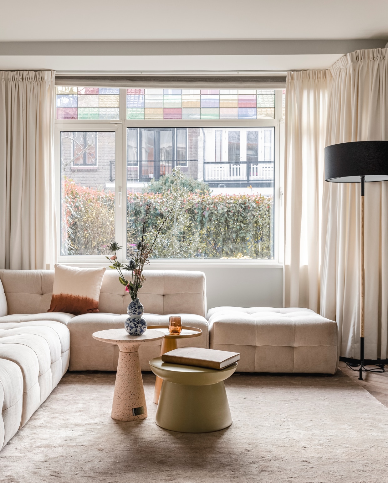 Elementenbank Cluny in de stof Unique Naturel 01 Eijerkamp, met 7 jaar All in House Service, Vloerlamp Stoklamp Eijerkamp. Groene bijzettafel Earthenware van HKliving, roze bijzettafel Victoria van Zuiver, mosterdgele bijzettafel Force van Leitmotiv, plafondlamp Superslim van Philips, Delftsblauwe vaas Dutch Delight van &amp;k amsterdam vtwonen.nl/shop. Gordijnen en bruin glas privébezit Weer verliefd op je huis aflevering 8 seizoen 18 | styling Frans Uyterlinde | fotografie Sonja Velda