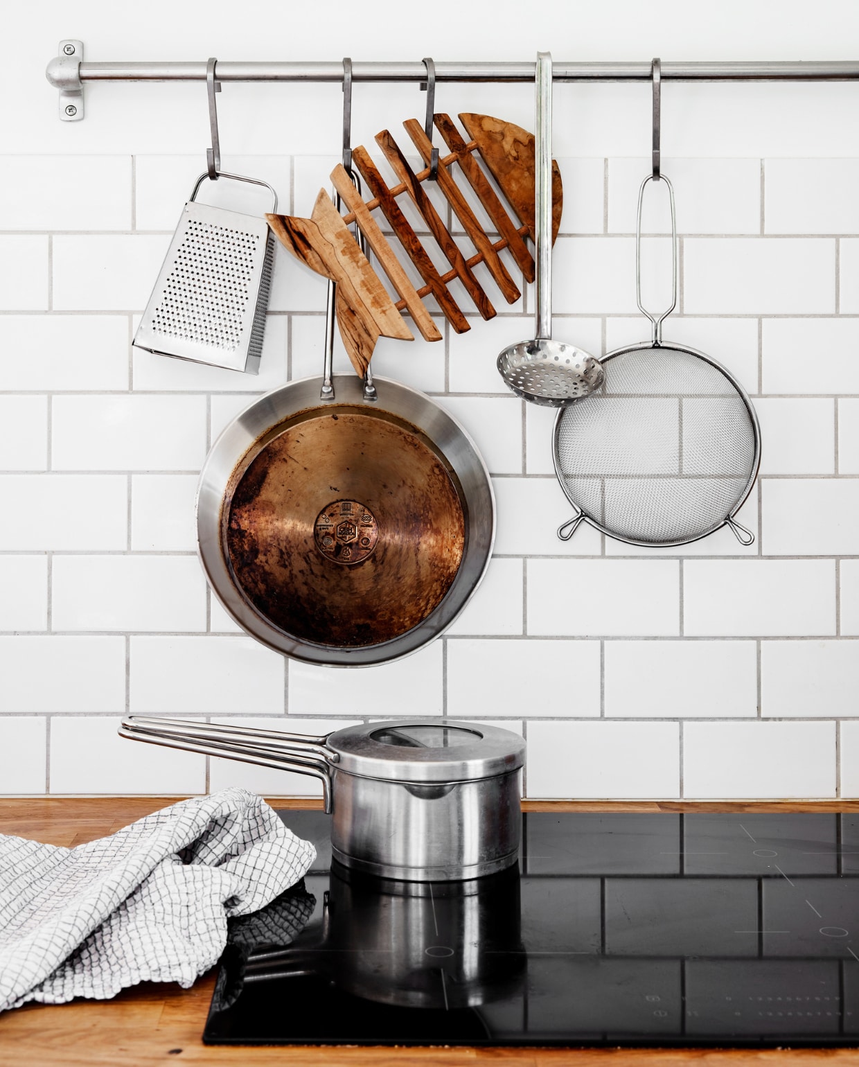 De meeste keukenspullen zijn tweedehands. vtwonen special binnenkijken 06-2022 | productie Living Inside | styling Rikke Graff Juel | fotografie Christina Kayser O.