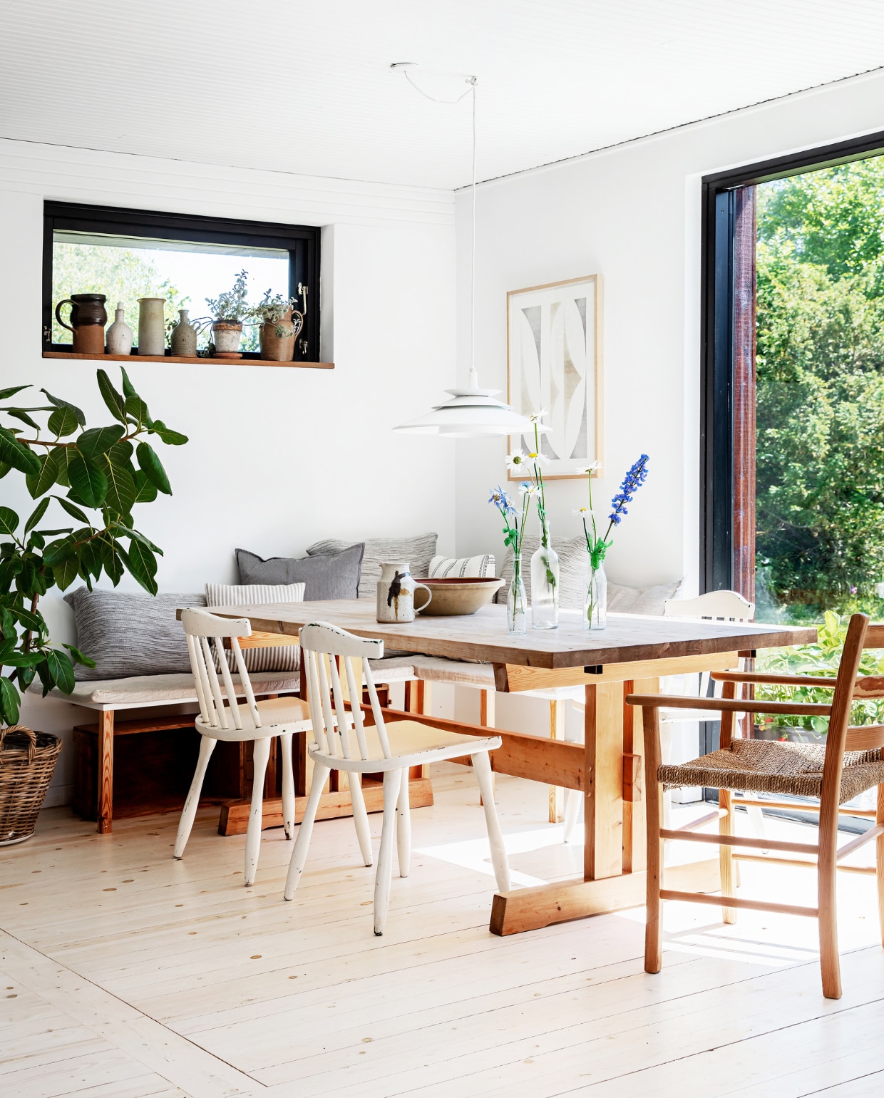 Handgemaakte grenen eettafel via DBA. Stoelen rommelmarkt. Hoekbank en zitkussens zelfgemaakt van gerecylede materialen. Kussens Stilleben Shop Kopenhagen en Magasin. Bloemen van kralen Roté. Keramiek van verschillende rommelmarkten. Overig onbekend. vtwonen special binnenkijken 06-2022 | productie Living Inside | styling Rikke Graff Juel | fotografie Christina Kayser O.