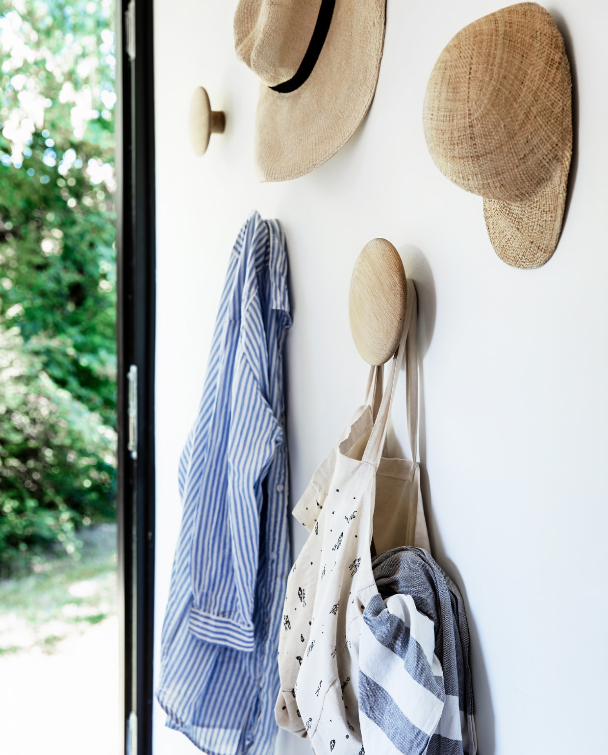 Bloes Moshi Moshi Mind. Wandhaken Muuto. Overig onbekend. vtwonen special binnenkijken 06-2022 | productie Living Inside | styling Rikke Graff Juel | fotografie Christina Kayser O.