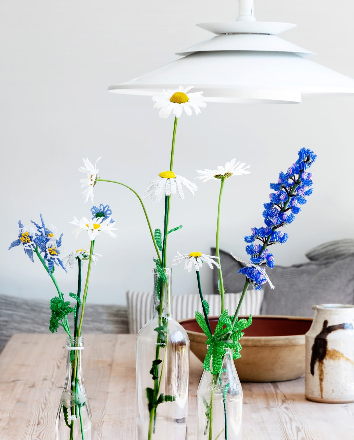 De bloemen van gekleurde kralen maakt Katrine zelf voor haar merk Roté. vtwonen special binnenkijken 06-2022 | productie Living Inside | styling Rikke Graff Juel | fotografie Christina Kayser O.