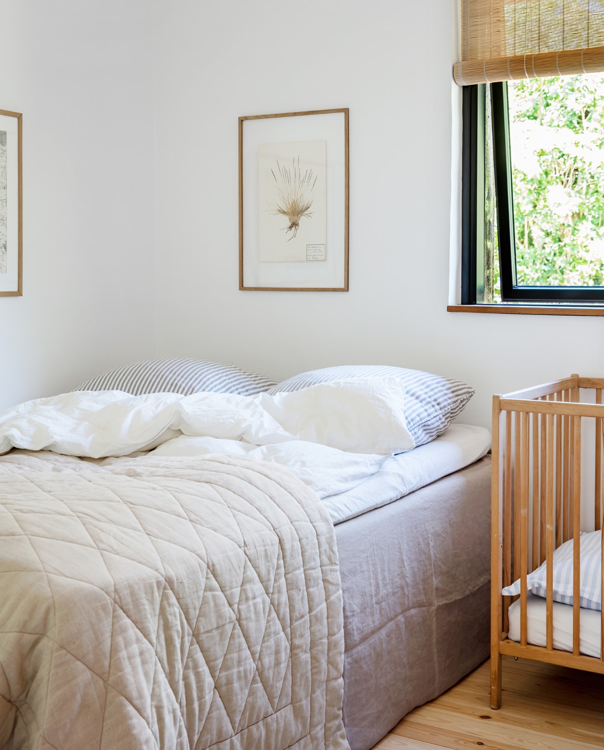 Kinderbed Ikea, tweedehands gekocht. Sprei Tine K home. Droogbloemen in lijst rommelmarkt. vtwonen special binnenkijken 06-2022 | productie Living Inside | styling Rikke Graff Juel | fotografie Christina Kayser O.