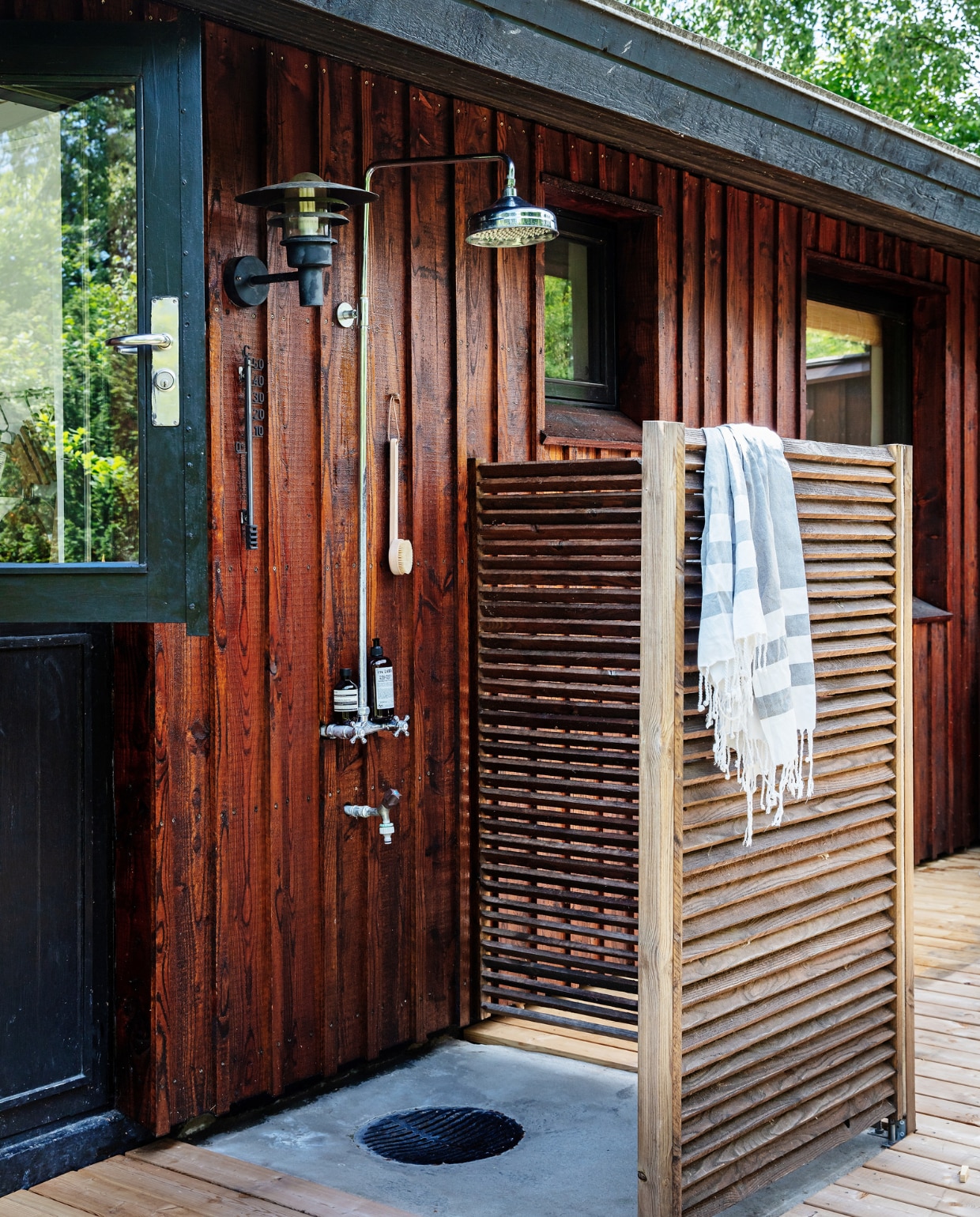 Douchehoek zelfgemaakt. Douche Damixa. Handdoek Algan. vtwonen special binnenkijken 06-2022 | productie Living Inside | Styling Rikke Graff Juel | fotografie Christina Kayser O.